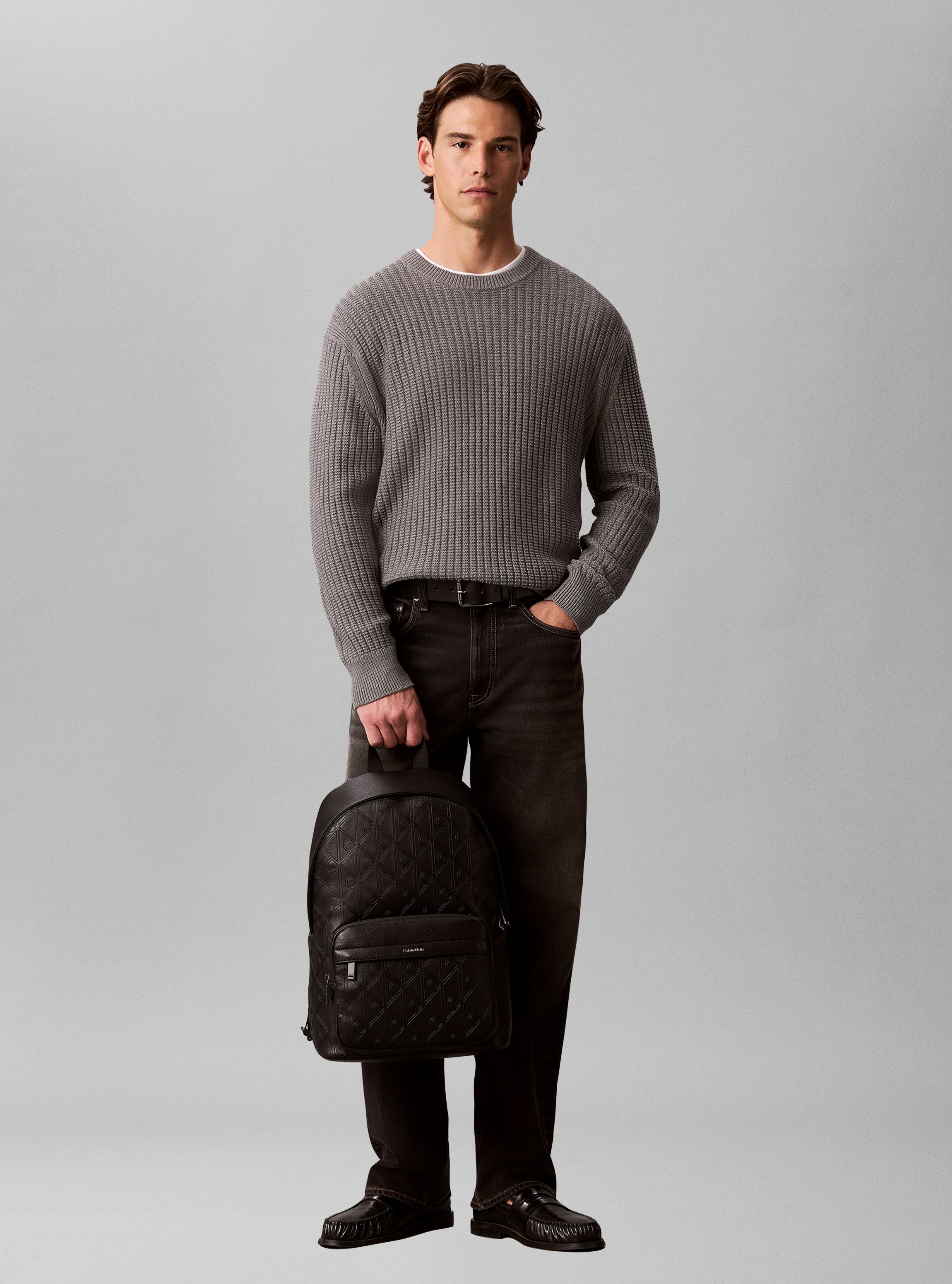 Calvin Klein Rucksack EMBLEM AOP DEBOSS ROUND BACKPACK, Unisex Cityrucksack, Freizeitrucksack mit fortlaufenden CK-Logos
