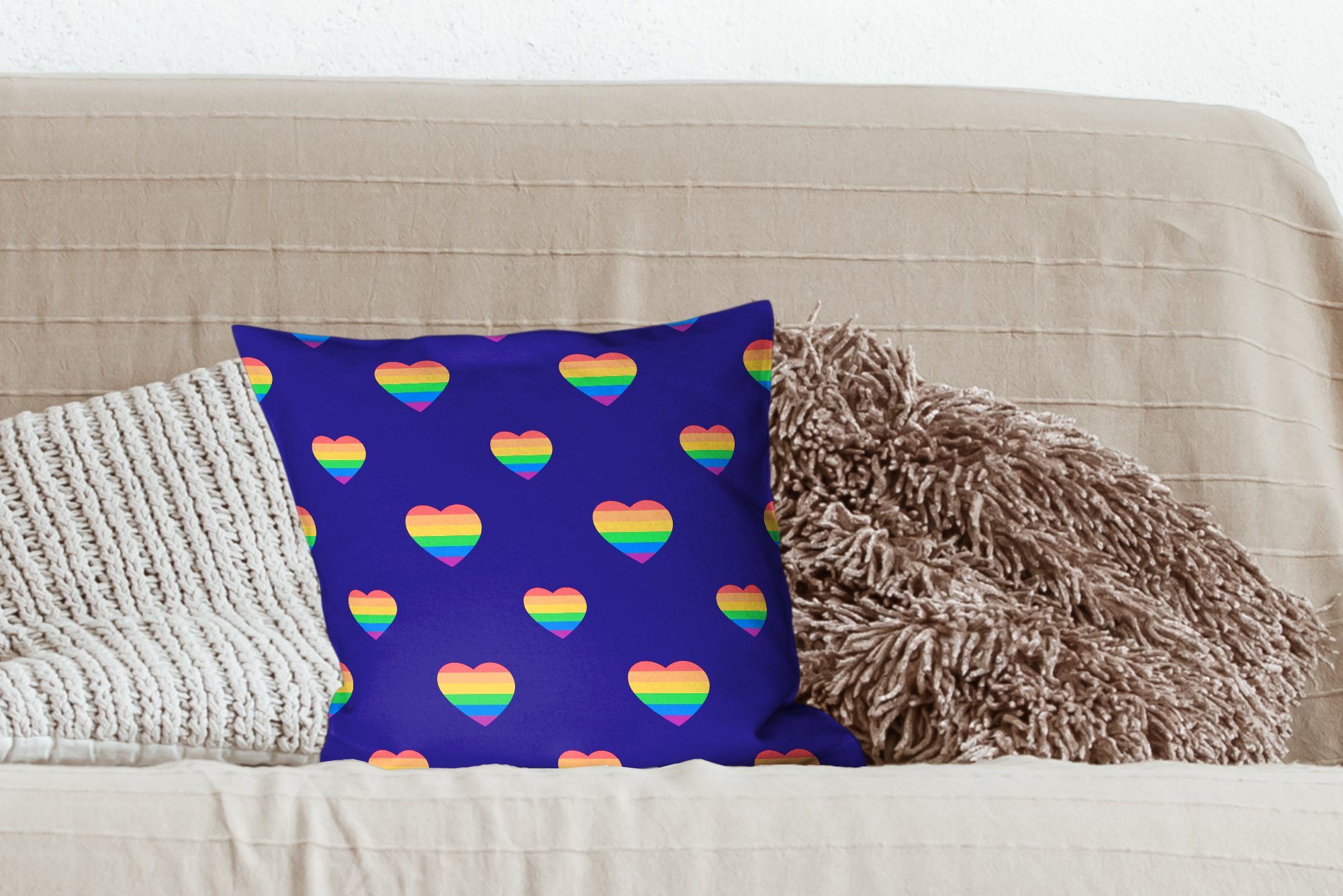 Dekokissen einem Wohzimmer, Schlafzimmer, MuchoWow lila, Deko, auf Eine Zierkissen in Füllung mit für Regenbogenfarben Herzen von Sofakissen Illustration