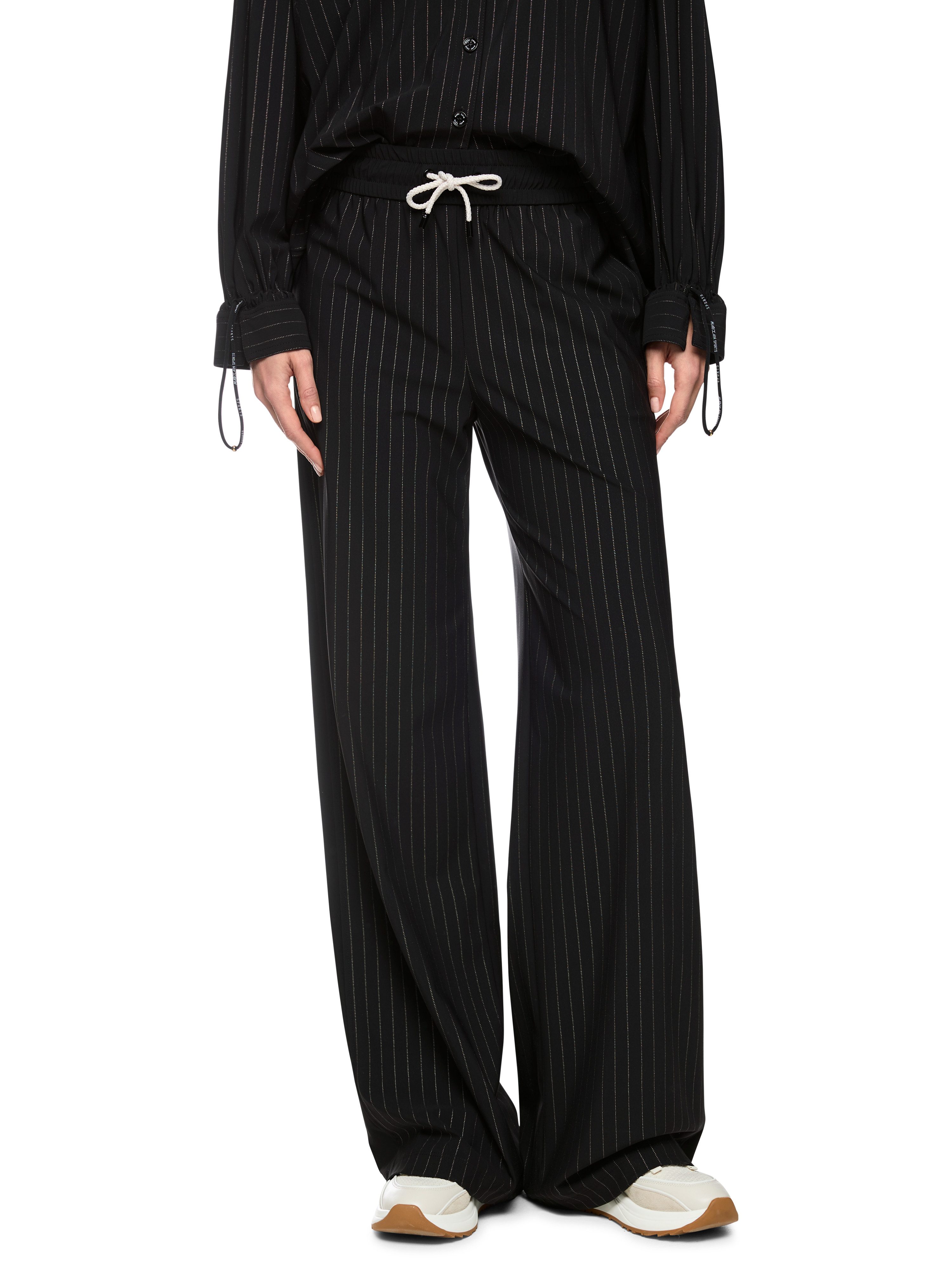 Marc Cain Schlupfhose Golden Hour Premium Damenmode Model: WELKOM mit Nadelstreifen