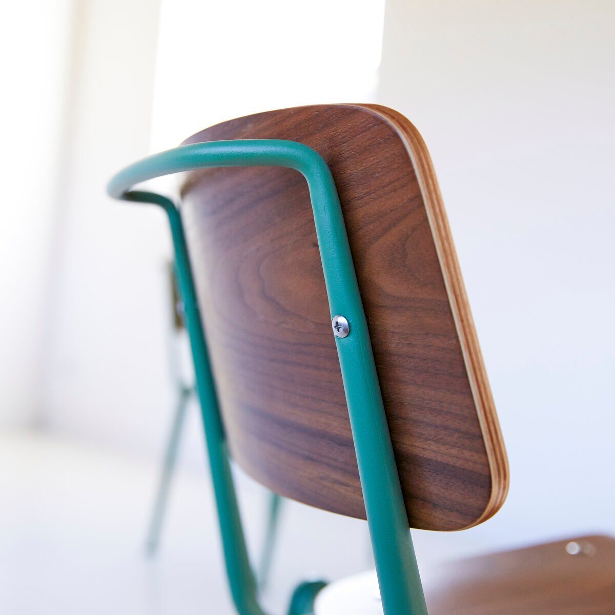 Tikamoon Esszimmerstuhl Stuhl aus Walnuss Metall und lichen
