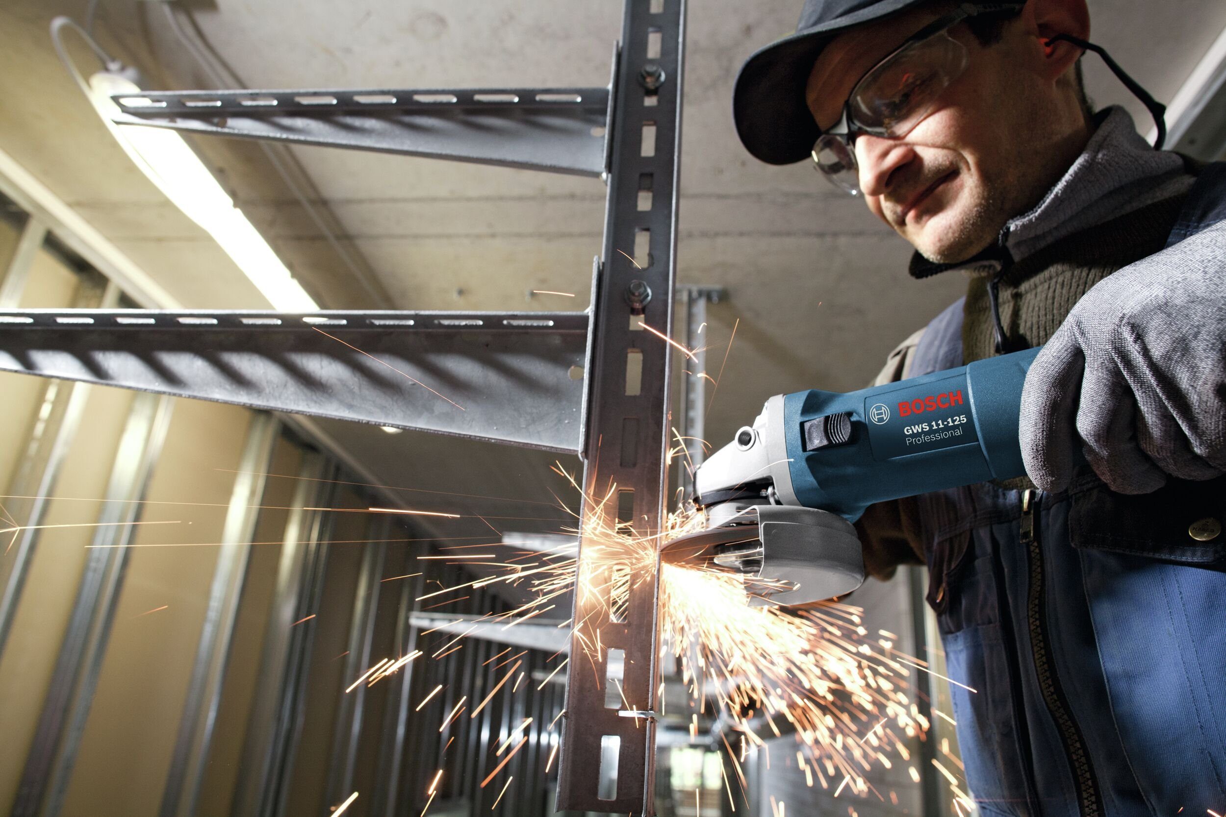 Bosch Professional Winkelschleifer GWS 11-125, max. 11500 U/min, 240 V, Zusatzhandgriff + Handwerkerkoffer