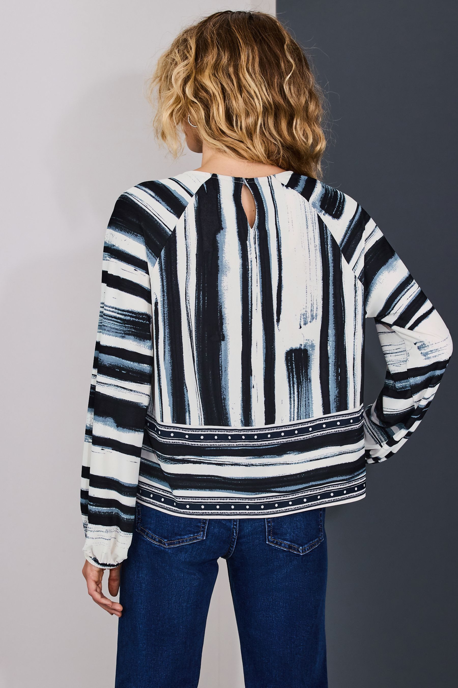 Next Langarmbluse Langärmelige Bluse mit Drehdetail am Ausschnitt (1-tlg) – Bild 2 von 5