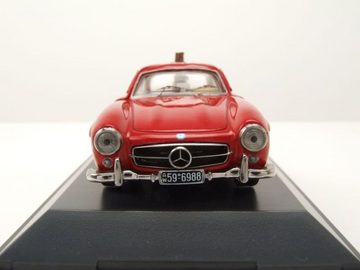 Schuco Modellauto Mercedes 300 SL Flügeltürer Davos 1957 rot mit Figur und Skiern Modell, Maßstab 1:43