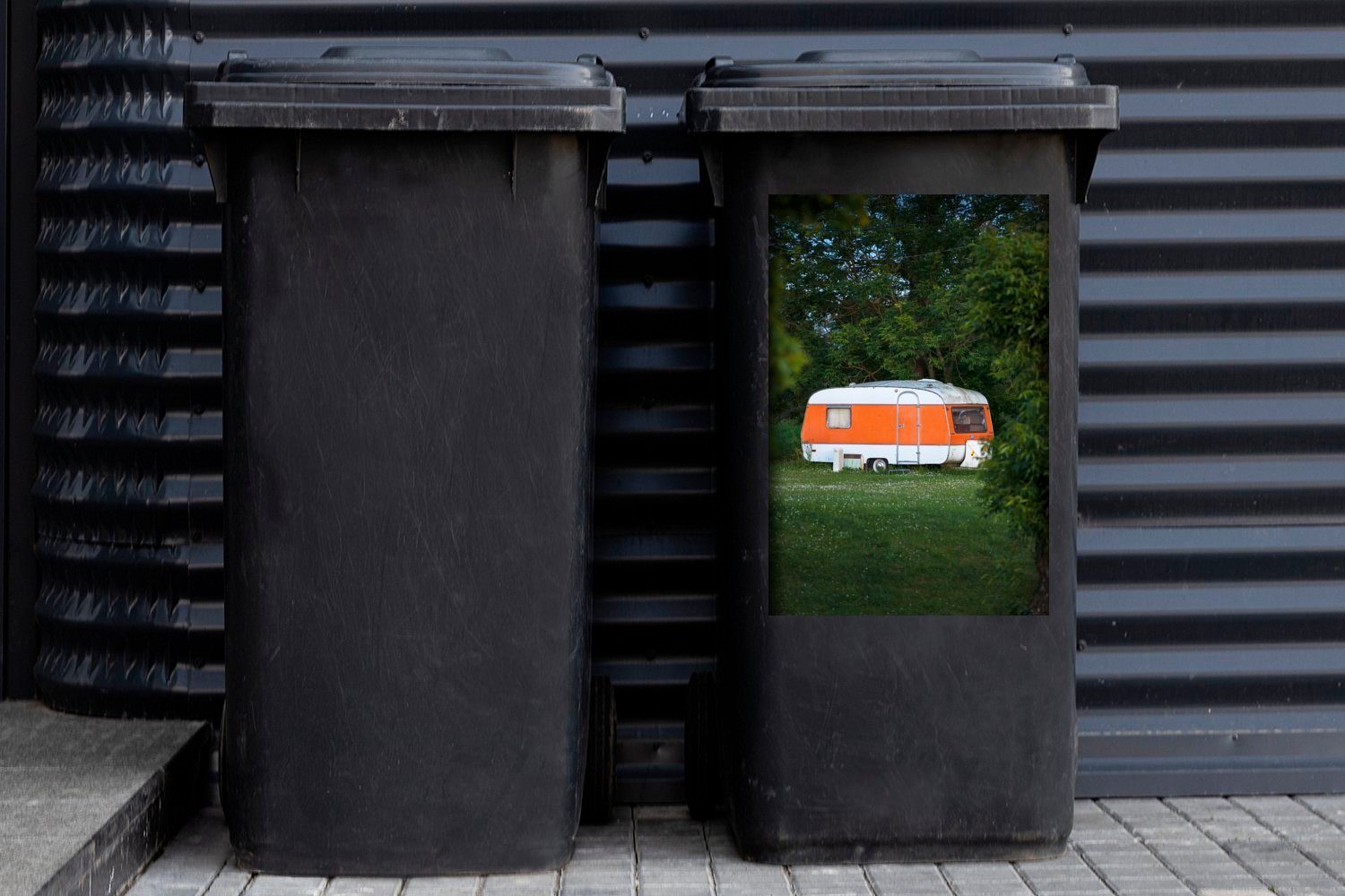 Mülleimer-aufkleber, Sticker, der auf geparkt Wohnwagen (1 Wandsticker Abfalbehälter Mülltonne, Container, Wiese MuchoWow St),