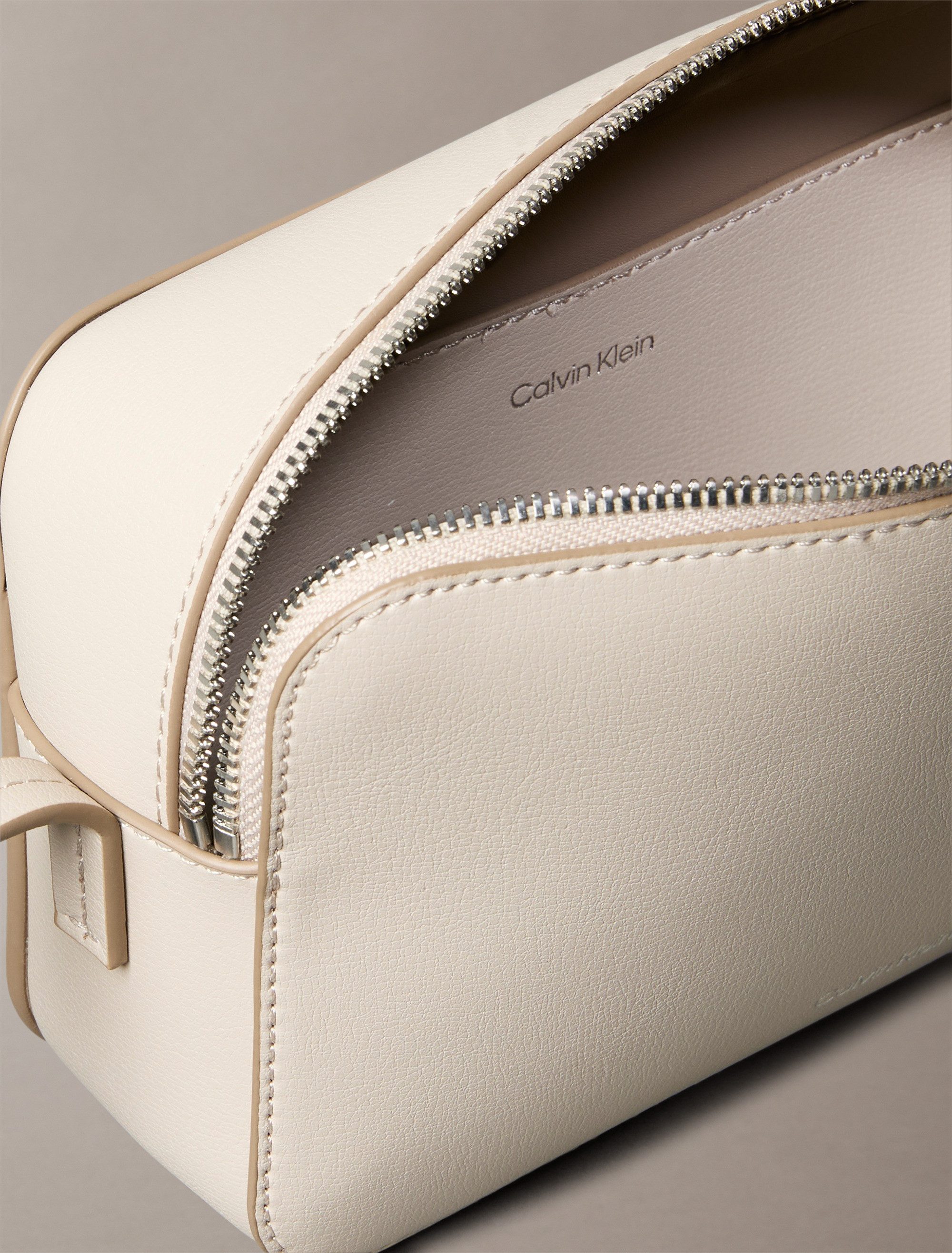 Calvin Klein Mini Bag FOIL LOGO ELONGATED CAMERA BAG, Schultertasche, klein günstig online kaufen