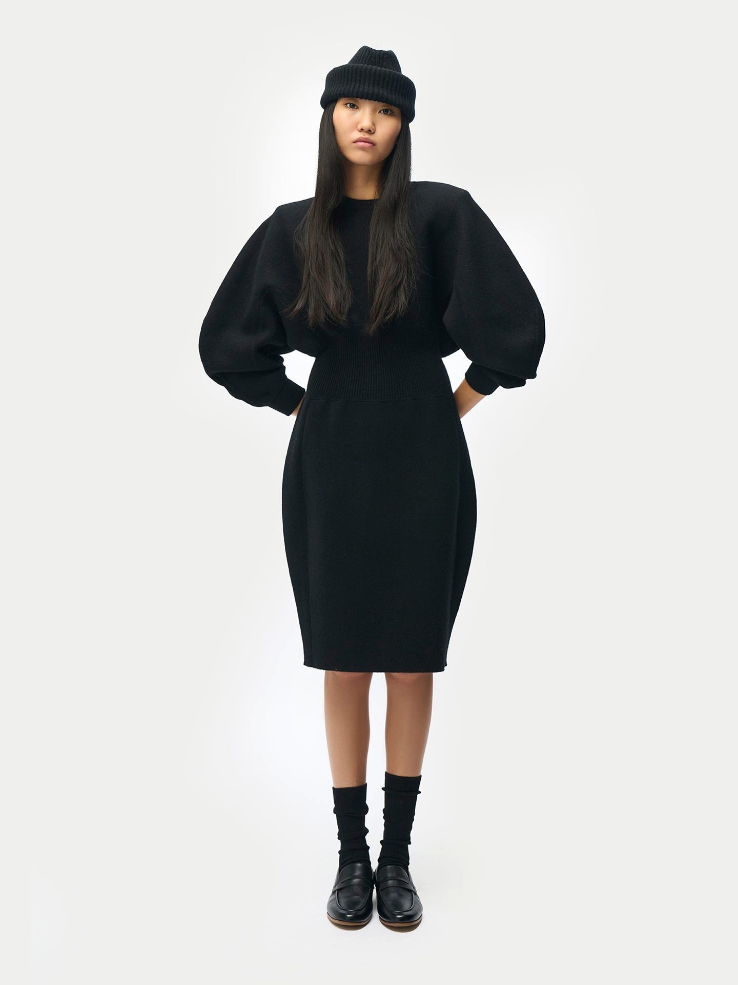 GOBI Cashmere Strickkleid Kaschmir-Kleid mit skulpturaler Silhouette