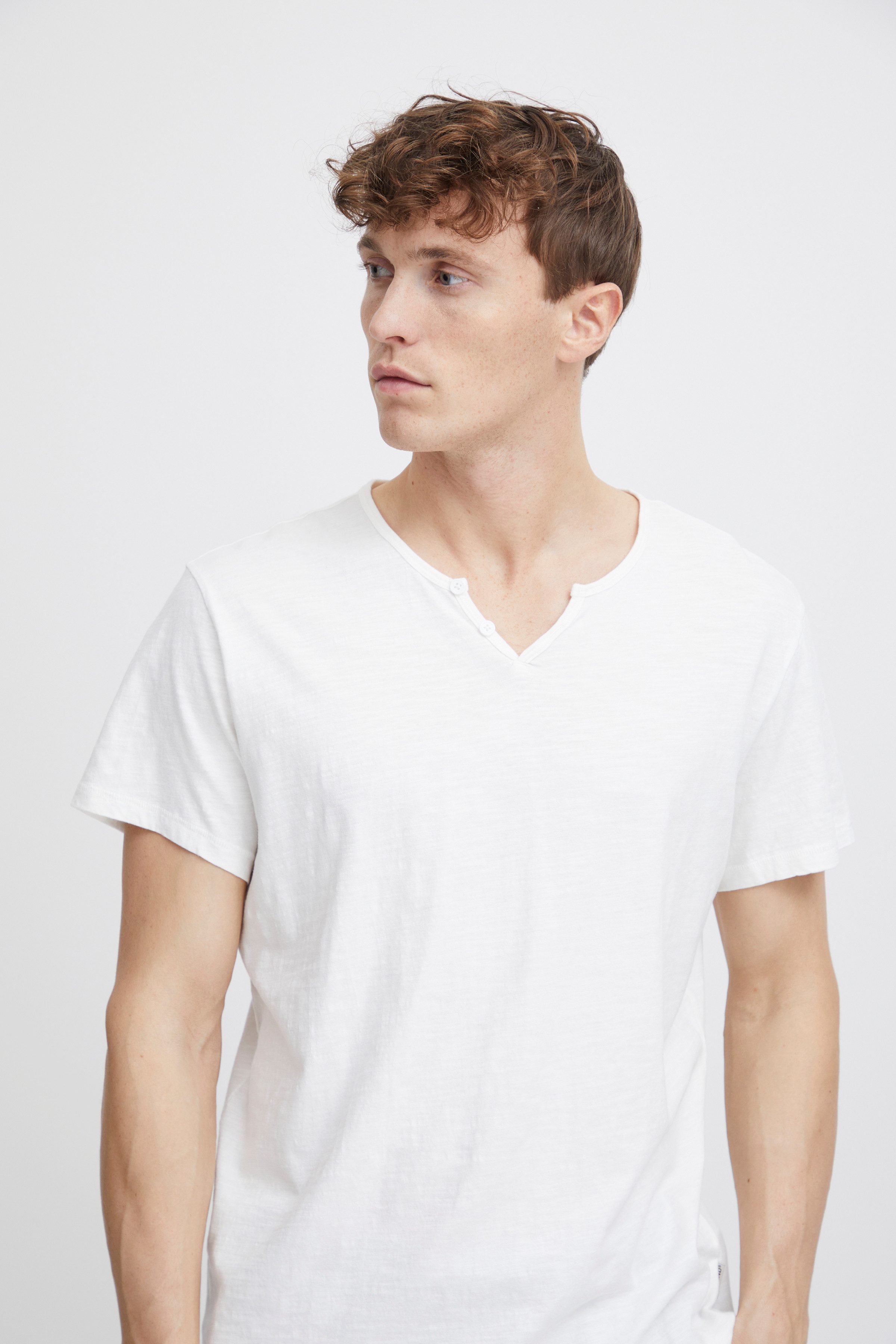 Blend T-Shirt BHAshton split neck tee mit Deko-Knopfdetail am Ausschnitt