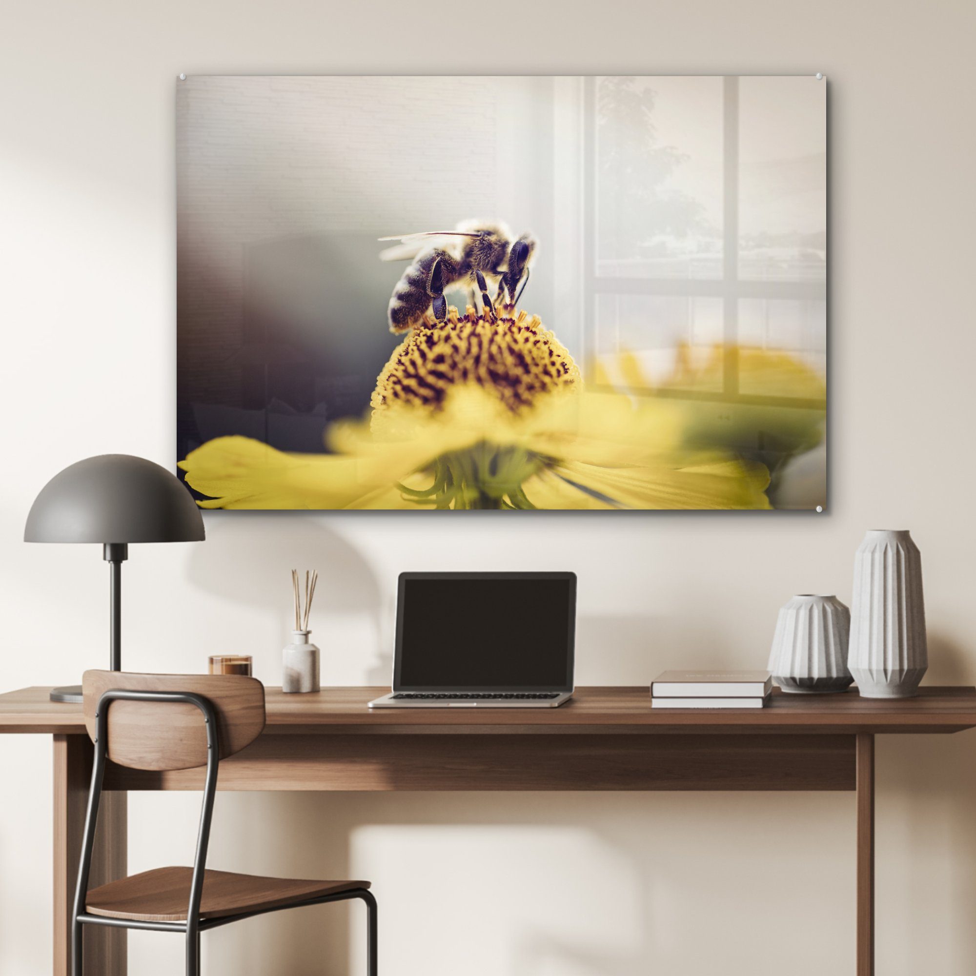 MuchoWow Acrylglasbild & St), Acrylglasbilder auf einer Schlafzimmer gelben Wohnzimmer Blume, (1 Biene