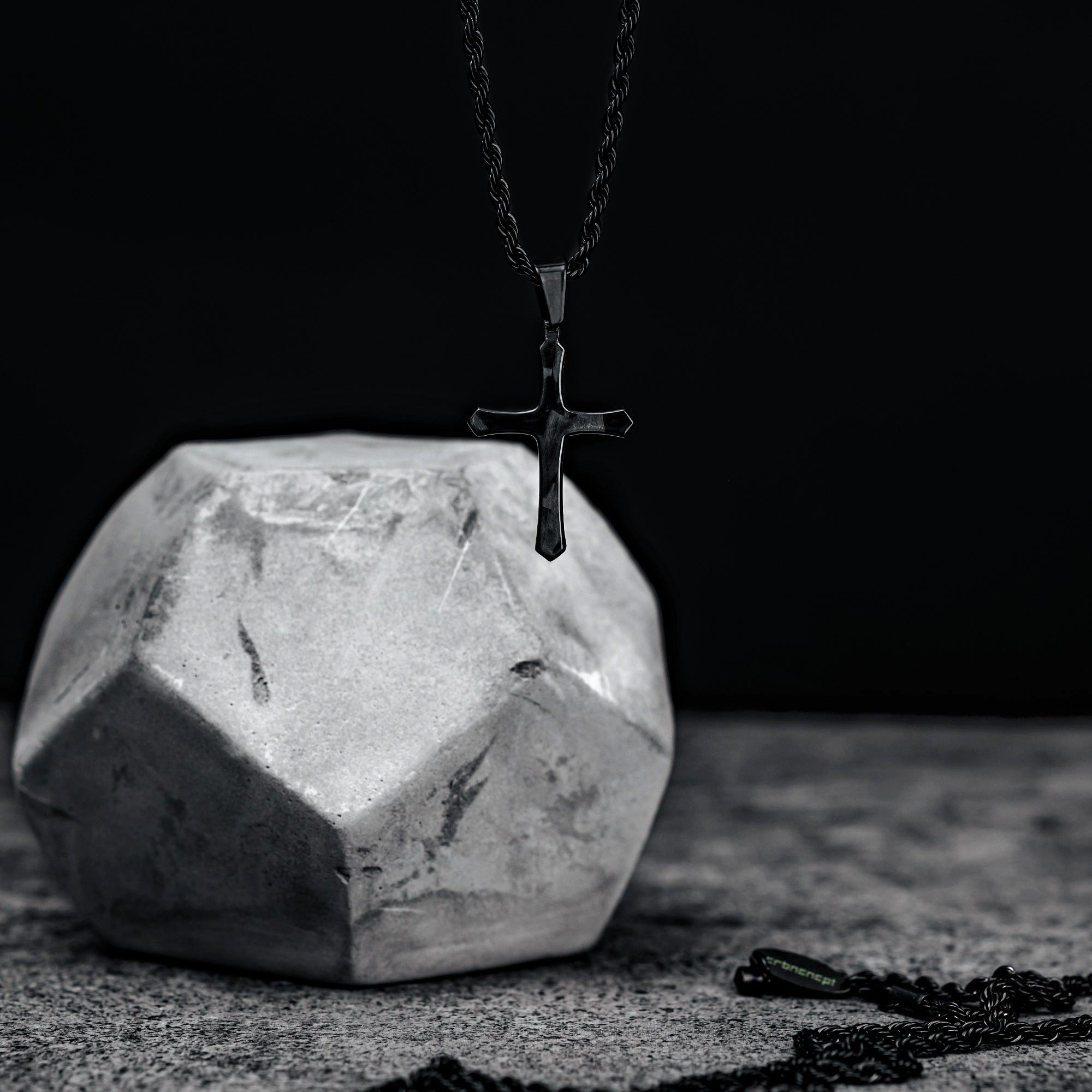 CRBNCNCPT Kette mit Anhänger Carbon Kreuz Anhänger mit schwarzer Edelstahl Kette Herren Halskette