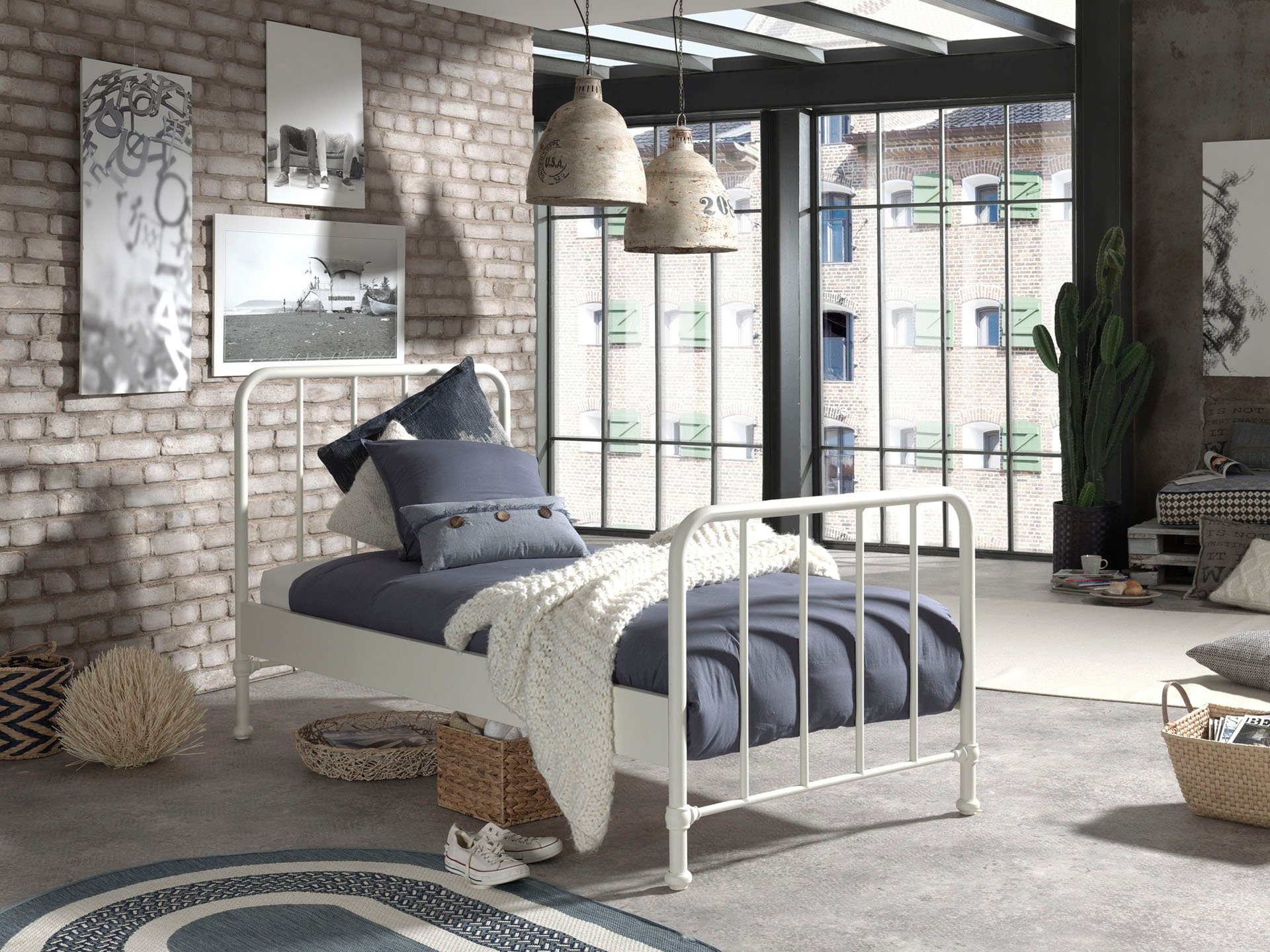 Vipack Jugendbett Bronxx, Einzelbett 90/200, sehr stabil, romantische Optik (B/H/T ca. 96,5x110x206cm, inkl. Lattenrost, Bodenfreiheit), Oberfläche pulverbeschichtet, verschiedene Farben zur Wahl