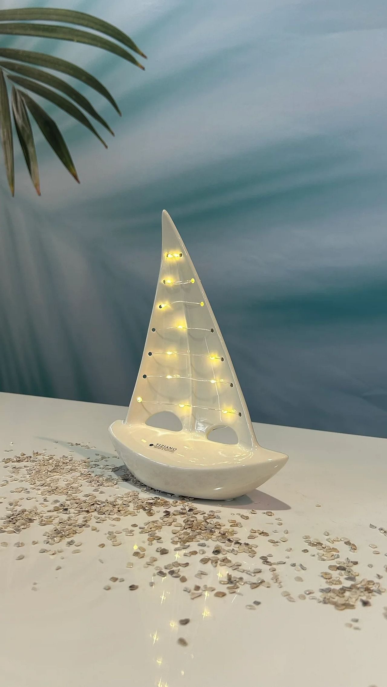 TIZIANO - DESIGN & EMOTIONS LED Deko Boot Andiamo cremeweiß – maritimes Licht Segelboot 26/30 cm, LED fest integriert