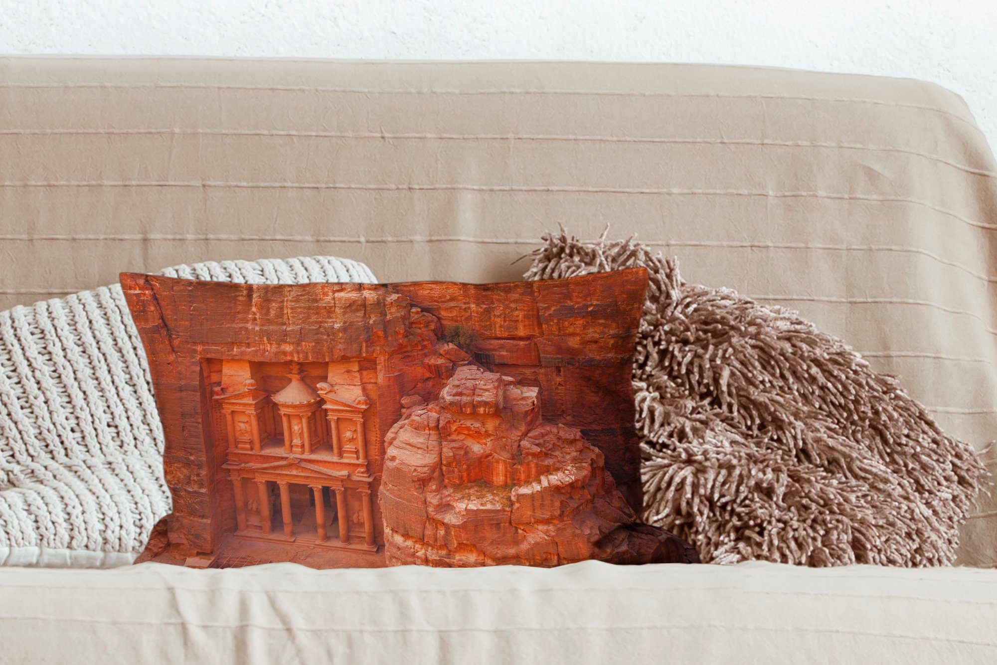 Sandstein mit Zierkissen, MuchoWow Schlafzimmer in Dekoration, Dekokissen Antiker, Füllung, aus Wohzimmer Jordanien, Tempel gehauener Dekokissen in Petra
