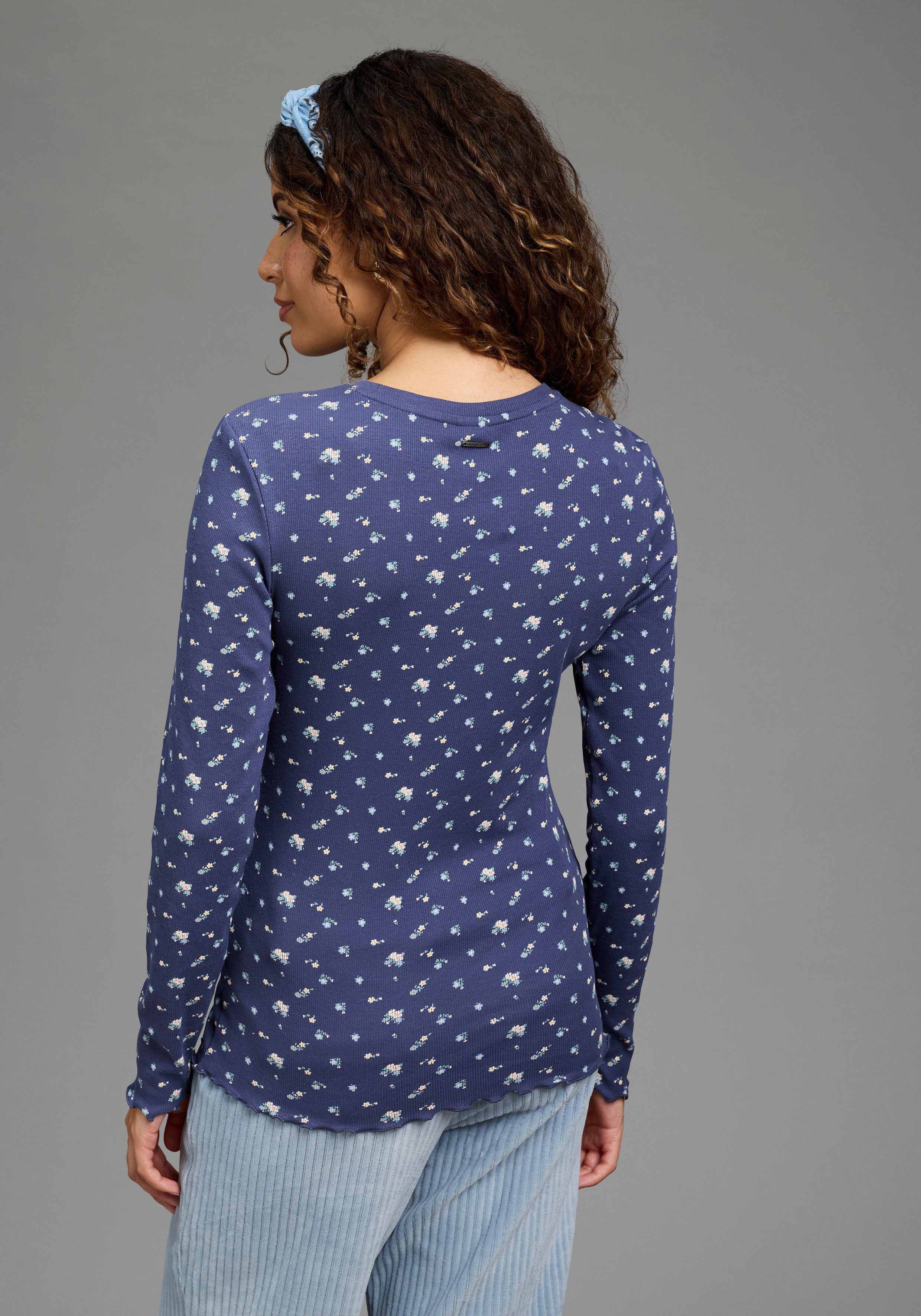 KangaROOS Langarmshirt mit Rundhalsausschnitt und Blende, schmale Passform, hüftlange Form. Reduzierter Preis € 24,99. Unverbindliche Preisempfehlung € 27,99, (€ 24,99 pro 1 Stk)