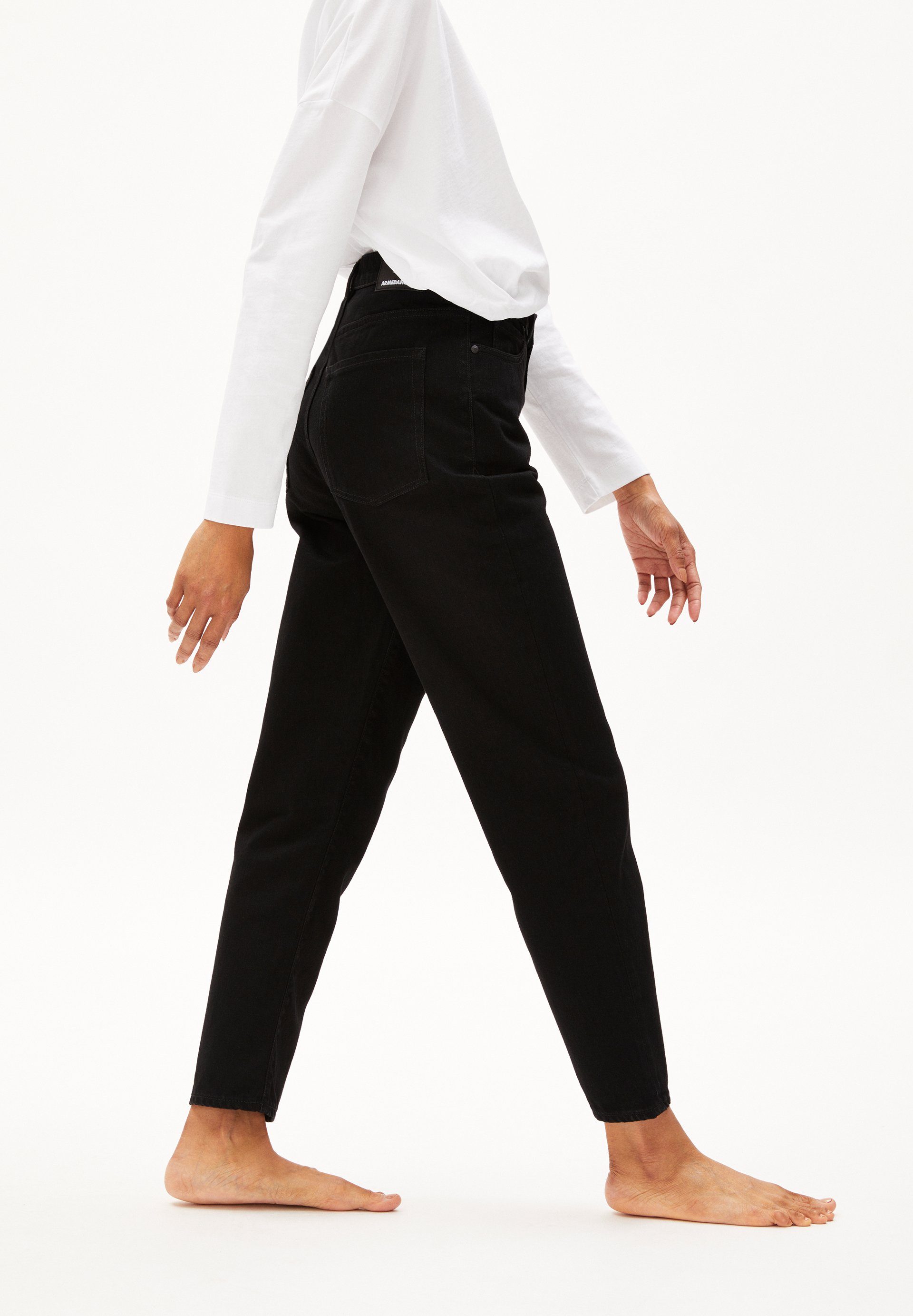 recycelter Fit Boyfriend-Jeans black MAIRAA aus (1-tlg) Mom 5-Pocket-Style Armedangels Baumwolle Damen rinse