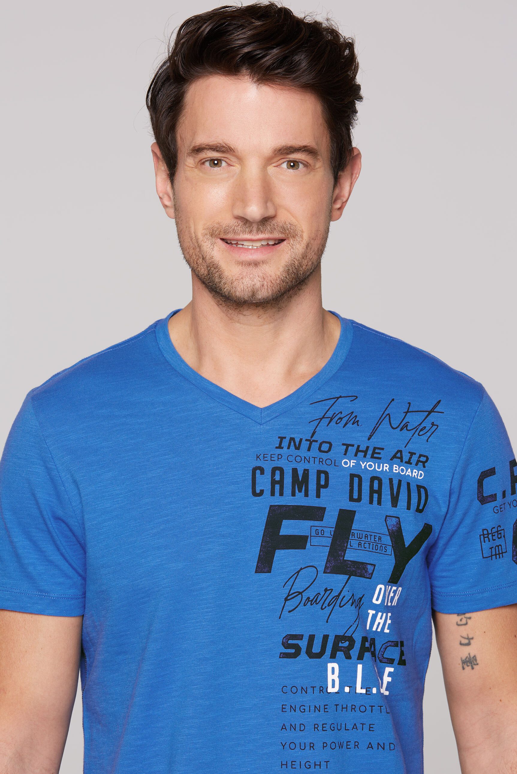 CAMP DAVID V-Shirt aus Baumwolle