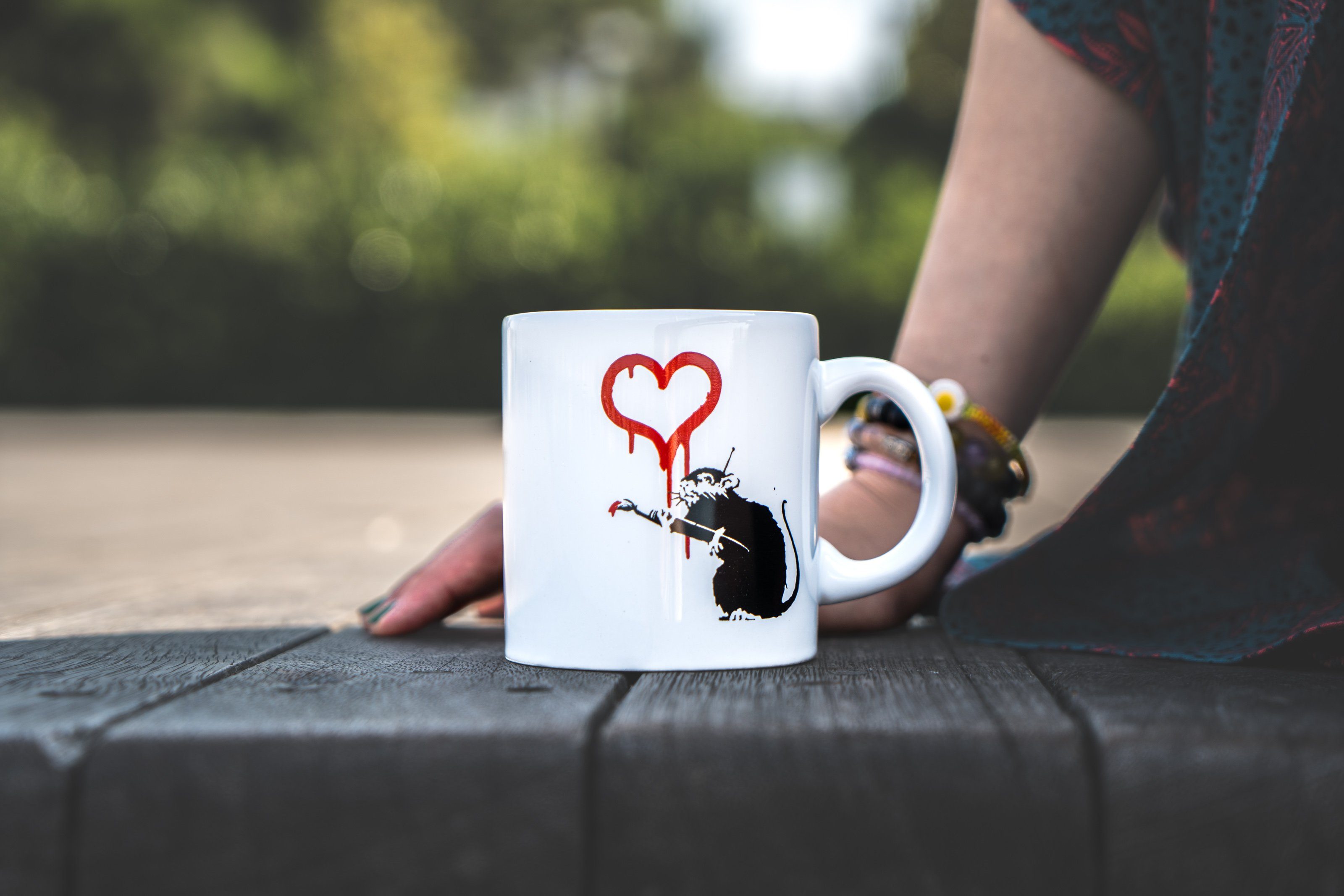 AvantgART Tasse Banksy Kaffeetasse, Banksy Kunstdruck, Tasse Kaffee, aus Keramik, Porzellan
