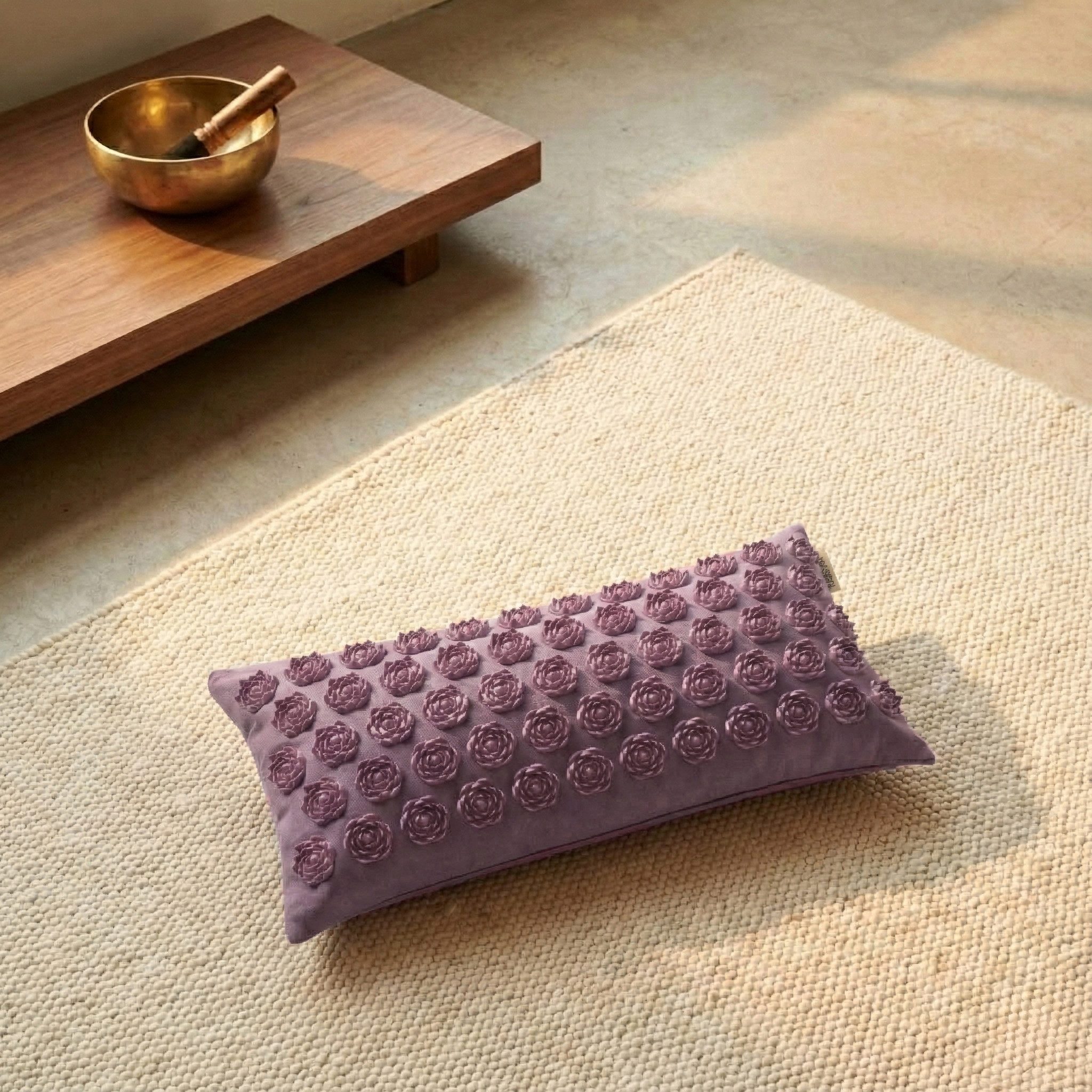 Yogistar Akupressurmatte Akupressurkissen akupress relax lotus - Baumwolle (Standard, 1-St., Standard), Nackenkissen mit 1.450 Akupressurnadeln, Lotus-Design, Bio-Baumwolle