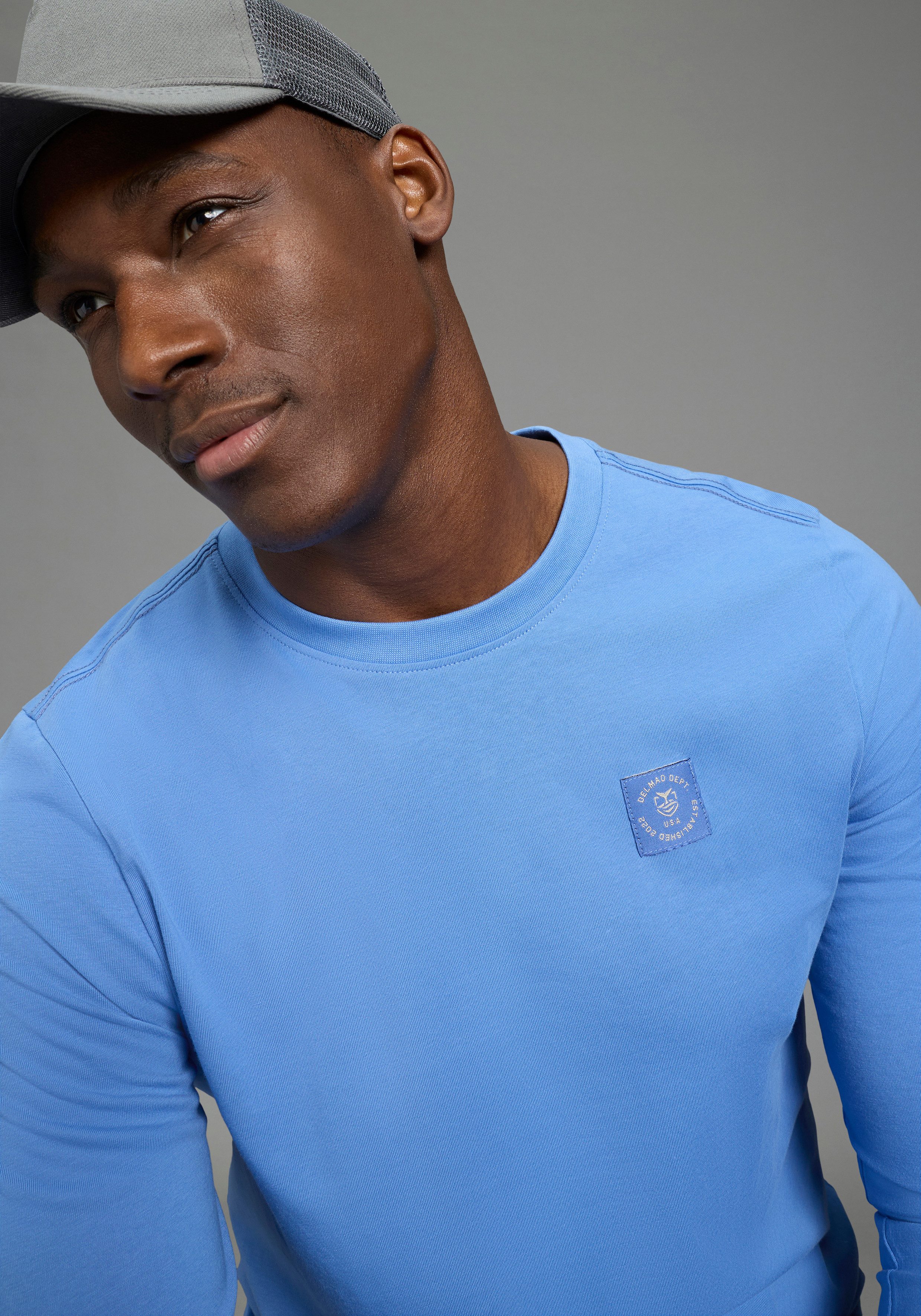 DELMAO Rundhalsshirt mit Markenlabel günstig online kaufen