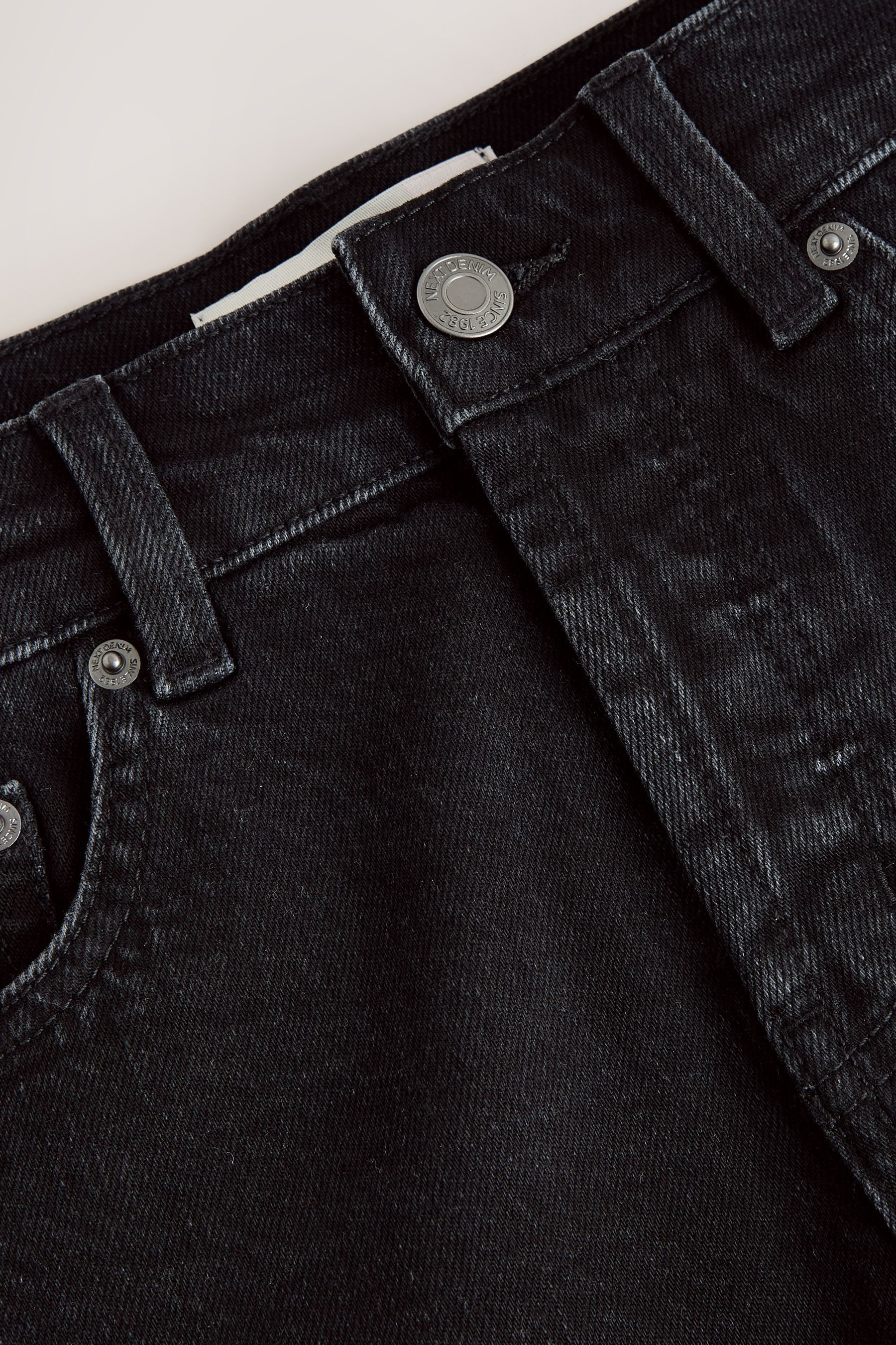 Next Jeansshorts Hochbund-Denimshorts mit geschlitztem Saum (1-tlg)