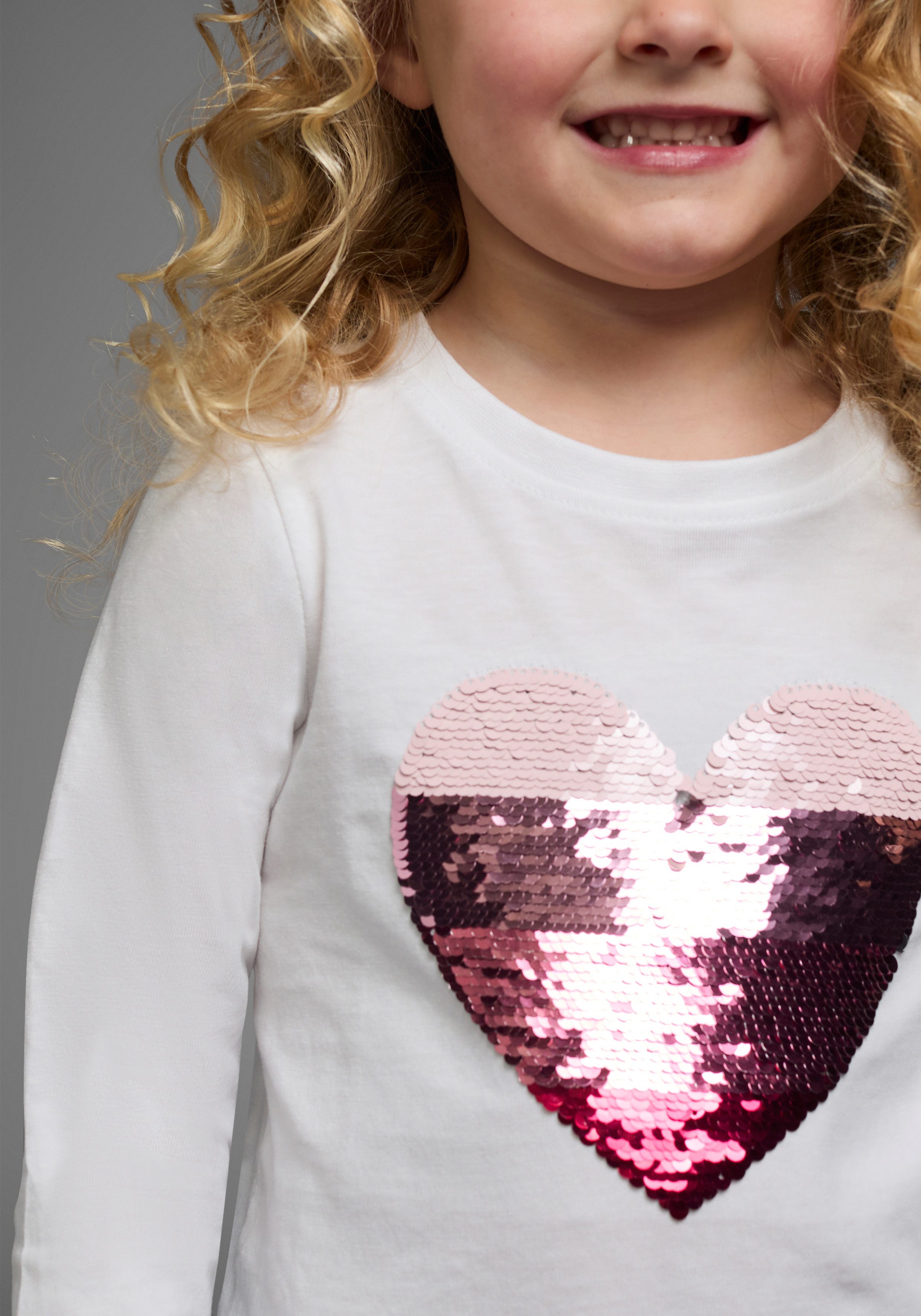 KIDSWORLD Langarmshirt, mit Paillettenherz zum Wenden Langarm, Basic-Passform, mit glitzernden Pailletten
