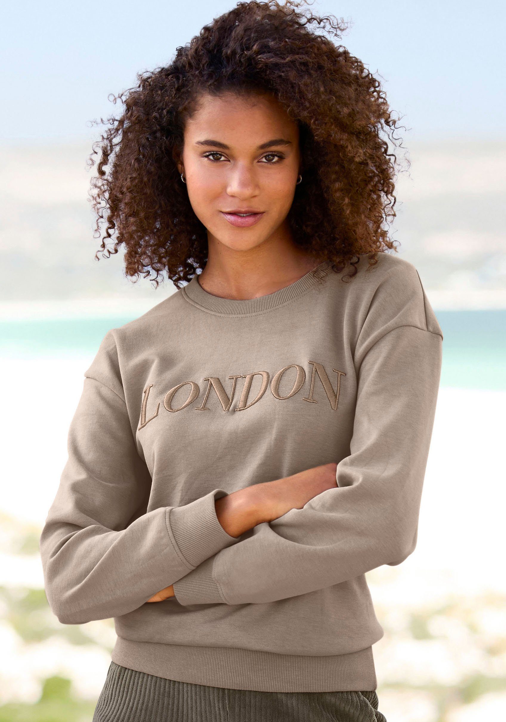 Bench. Loungewear Sweatshirt -Loungeshirt mit London Stickerei, Loungeanzug, Loungewear