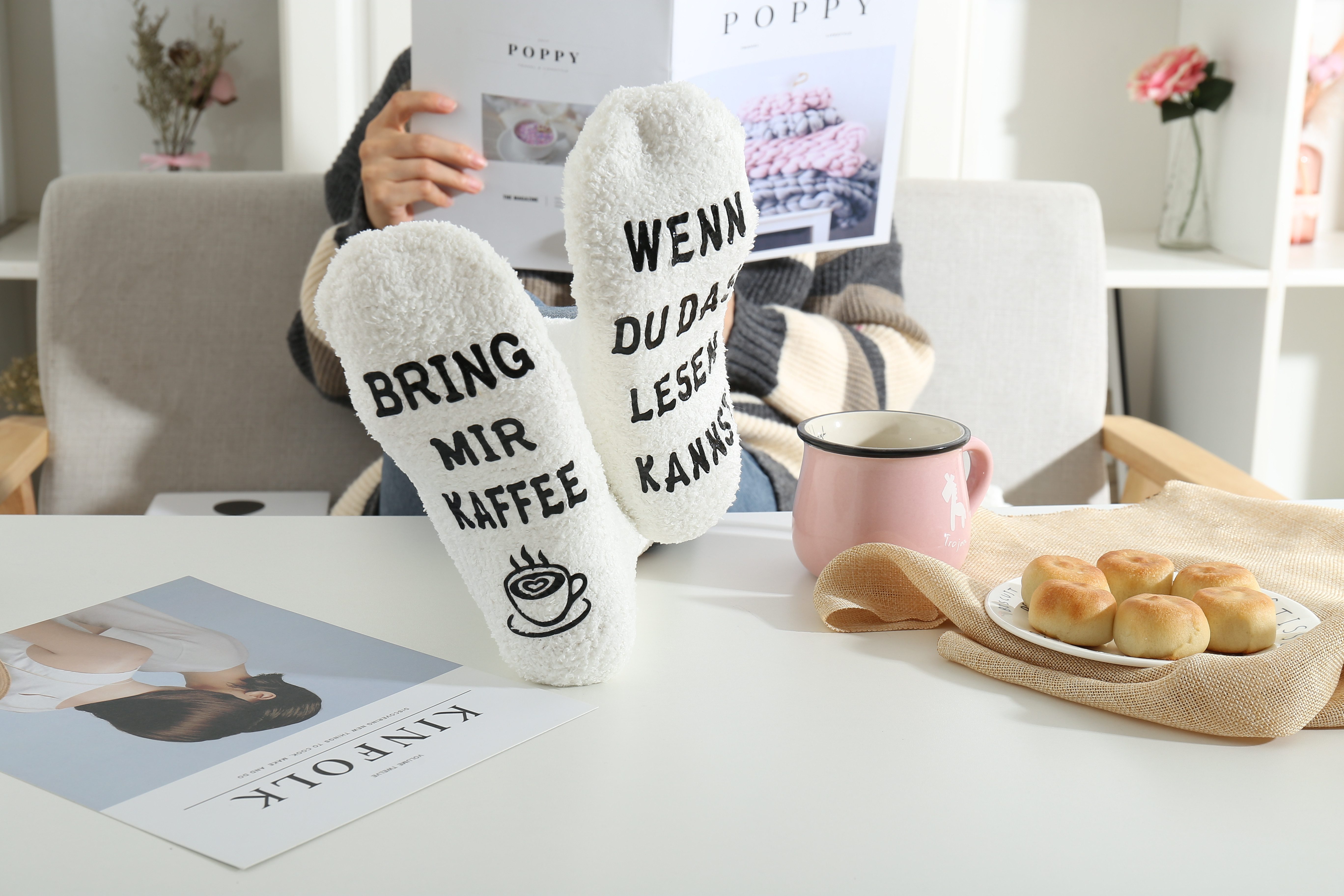 Lucadeau Kuschelsocken mit Spruch "bring mir Kaffee", Geschenk zum Geburtstag (Cupcake Verpackung, 1 Paar) rutschfest, Gr. 36-43, Geburtstagsgeschenk