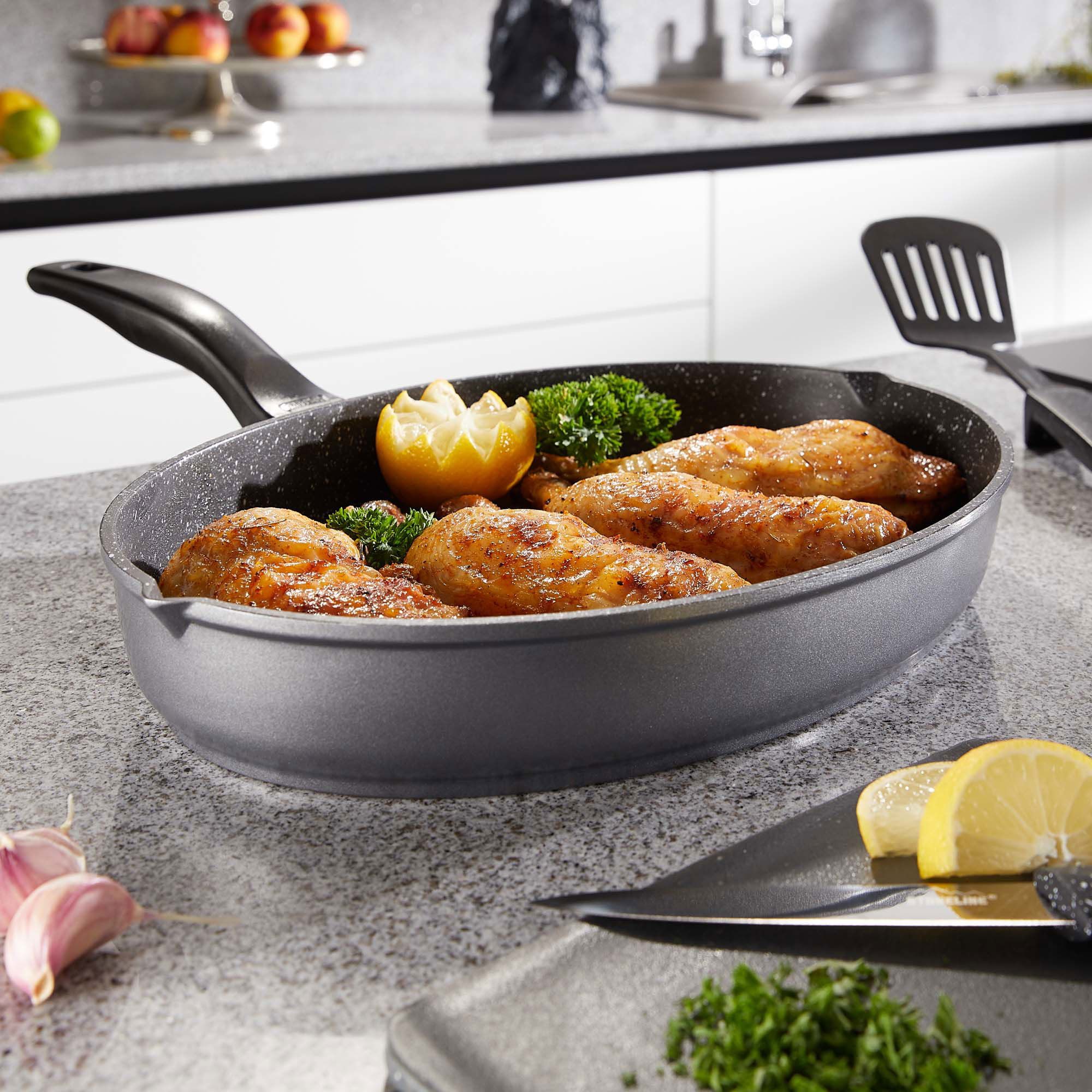 STONELINE Fischpfanne XXL Pfanne Oval Schnitzelpfanne 35 x 24 cm, Aluguss, Aluminiumguss (2-tlg), mit echten Steinpartikeln, induktionsgeeignet, Designed in Germany