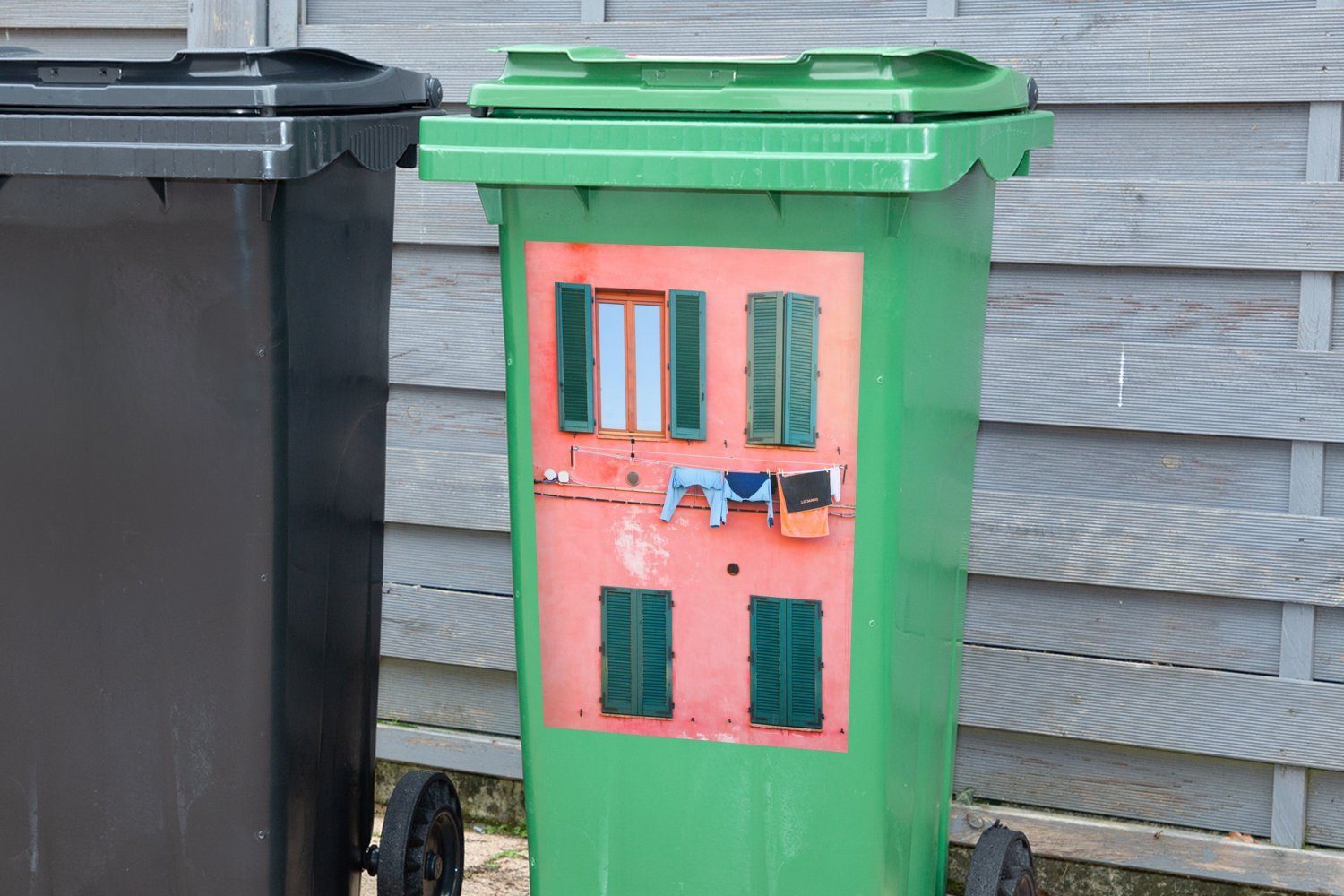 Mülleimer-aufkleber, MuchoWow Sticker, vor Abfalbehälter St), Wäscheleine Container, Gebäude rosa (1 Mülltonne, Wandsticker einem