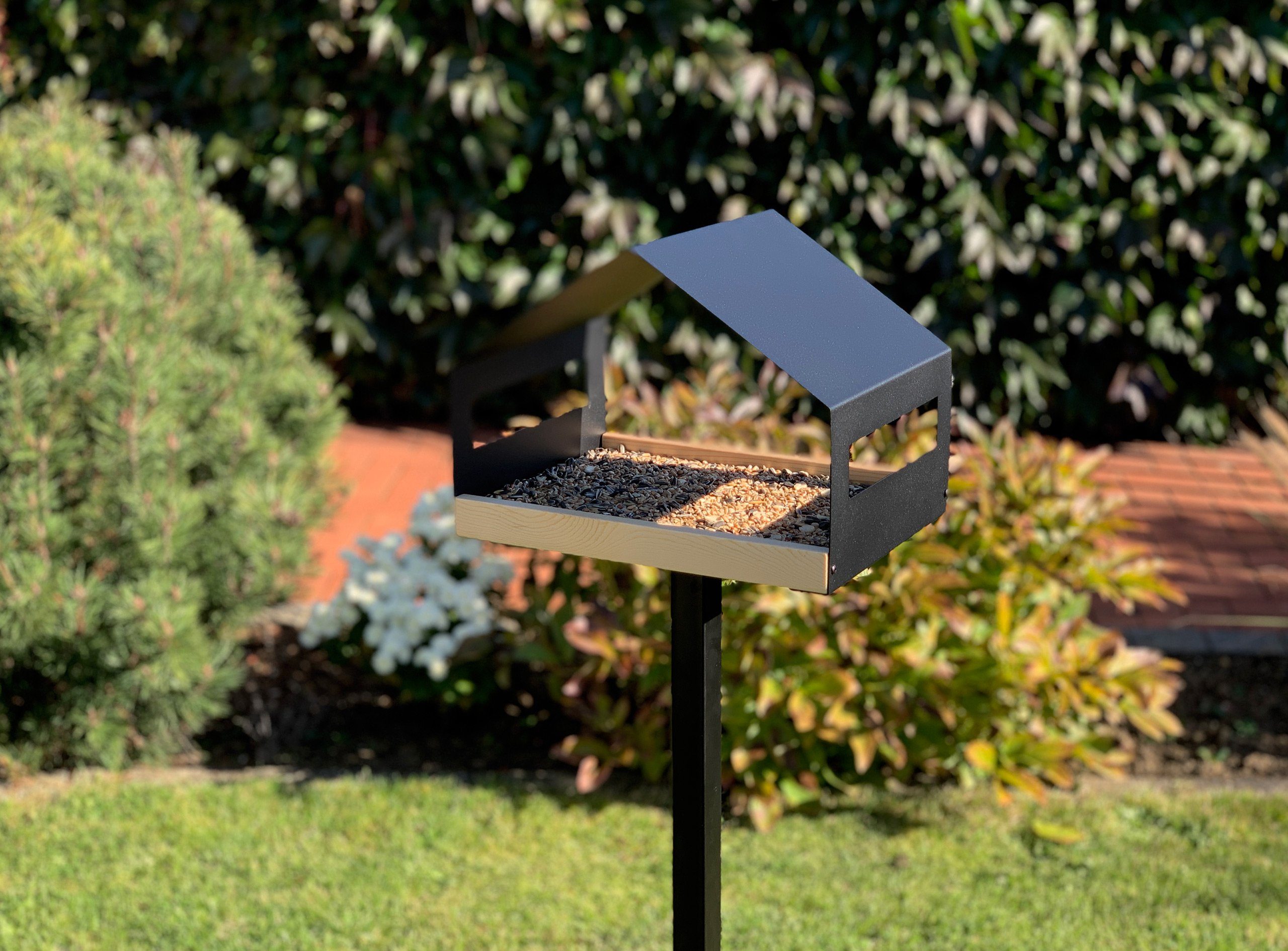 WONDERMAKE Vogelhaus Design Vogelfutterhaus mit Ständer aus Metall und