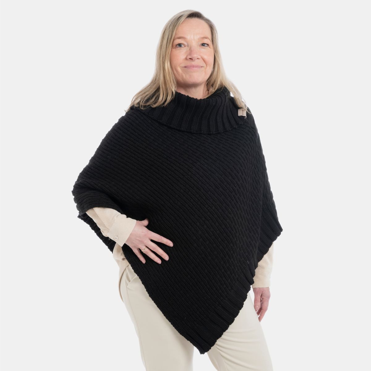 Knit Factory Strickponcho Nicky Ponchos One Size Glatt Schwarz (1-tlg) modern Strickware Strickartikel Poncho