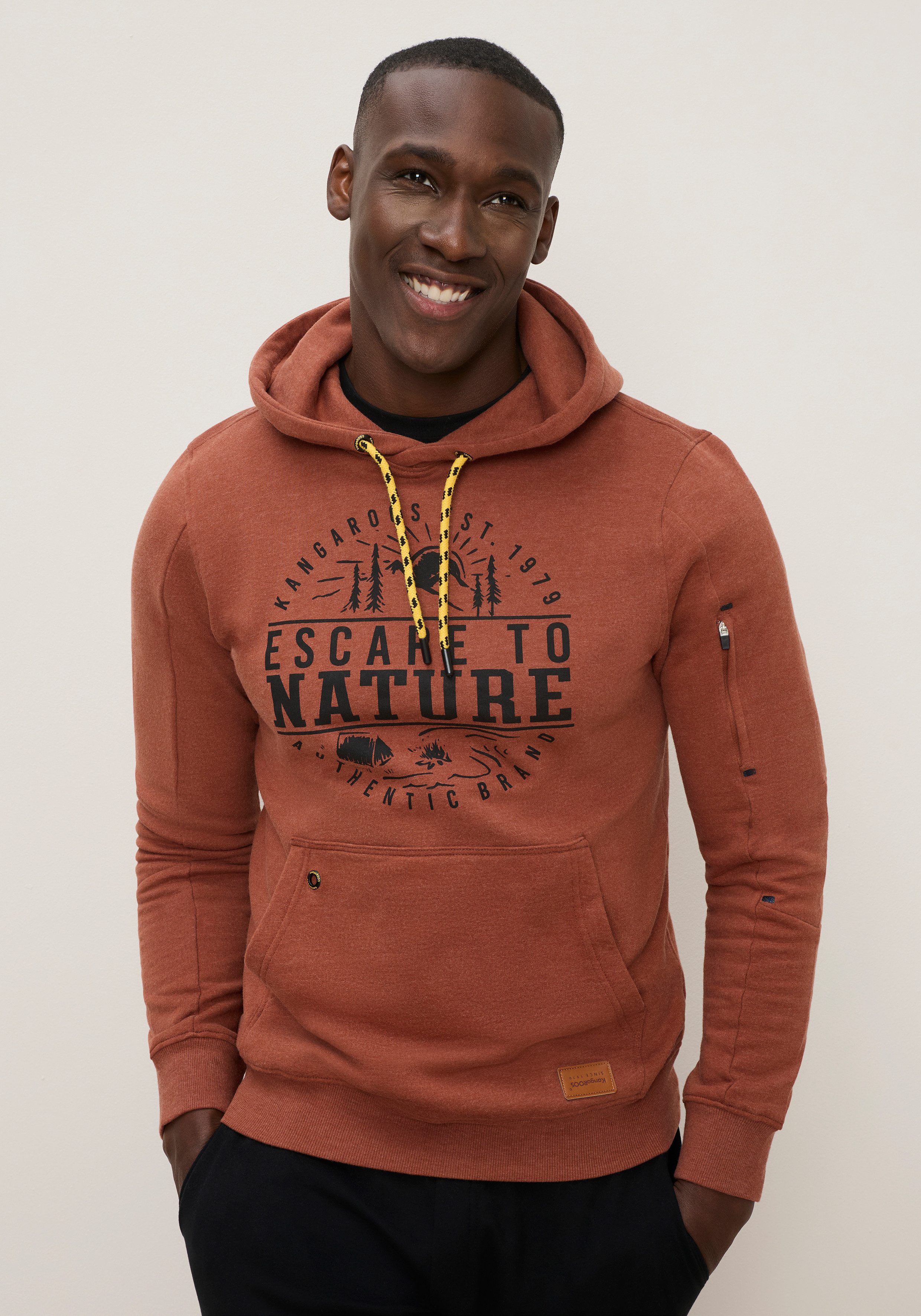 KangaROOS Kapuzensweatshirt mit Kapuze und Kordelzug, Ärmeltasche, Frontprint