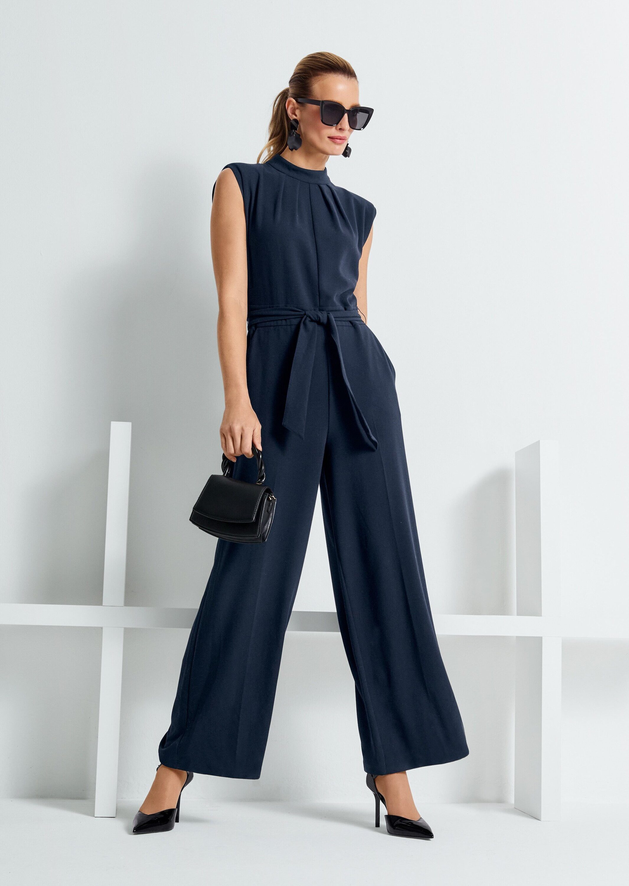 MADELEINE Jumpsuit Eleganter Jumpsuit mit Stehkragen Ärmelloser Look mit breitem Taillenband