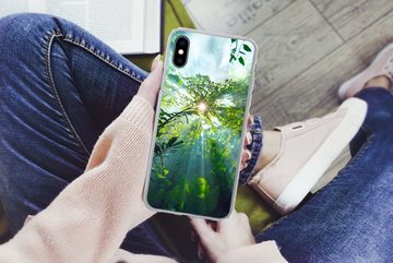 MuchoWow Handyhülle Die Sonne scheint durch die Wälder eines Regenwaldes in Malaysia, Handyhülle Apple iPhone Xs, Smartphone-Bumper, Print, Handy