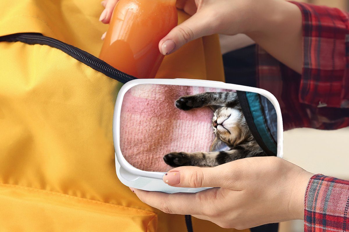 und einem Kinder (2-tlg), Lunchbox Mädchen Erwachsene, weiß Katze MuchoWow Brotdose, auf Schlafende Brotbox und Teppich, für für Kunststoff, Jungs