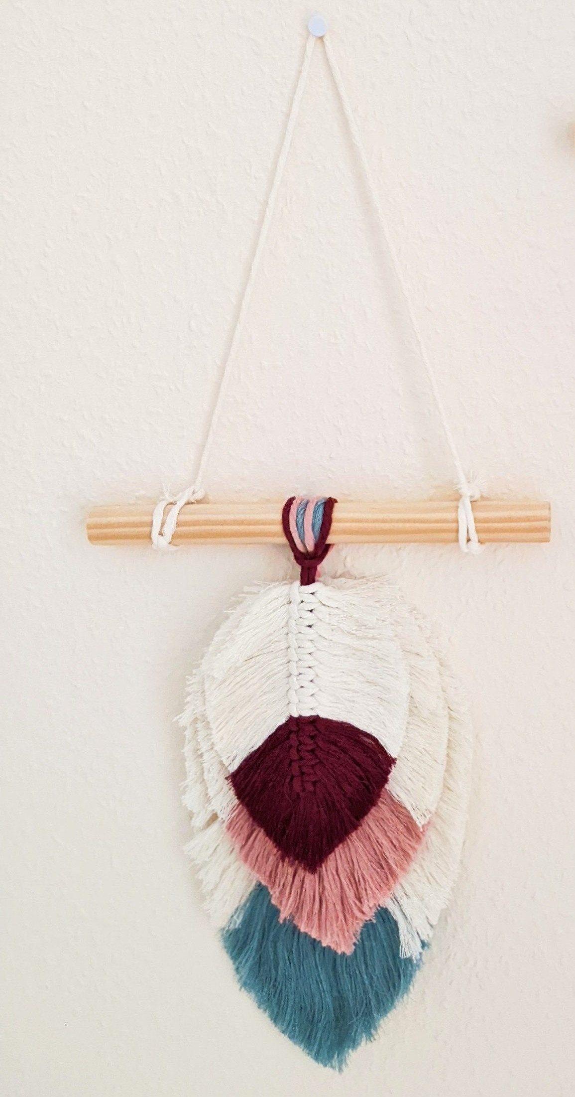 101DIYStudio Dekoobjekt Makramee Wandbehang Bunt mit Blättern im Boho Stil, handgefertigt