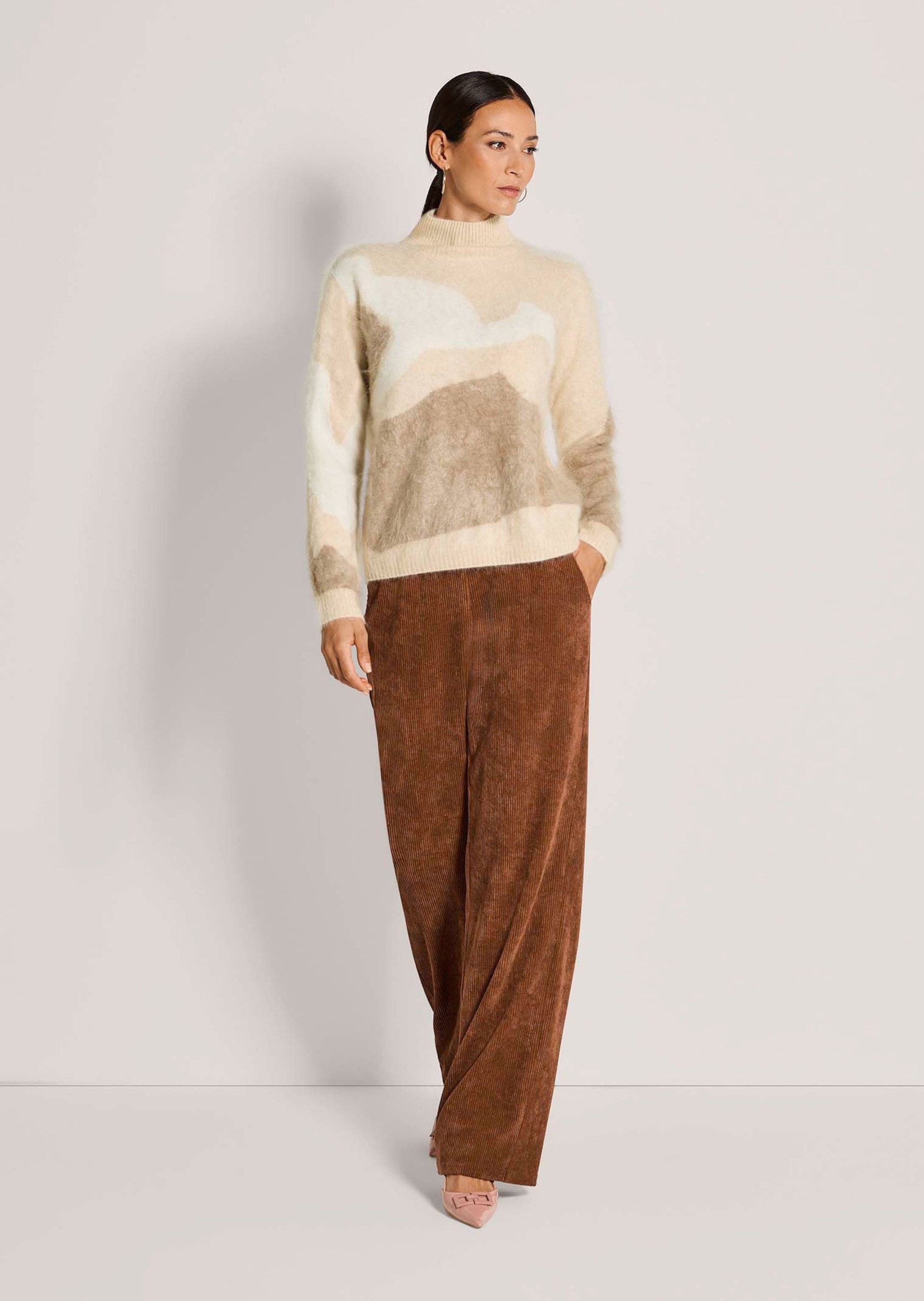 MADELEINE Strickpullover Gebrushter Kaschmirpullover Elastischer Stehkragen, gerippte Bündchen & Intarsienmuster vorne
