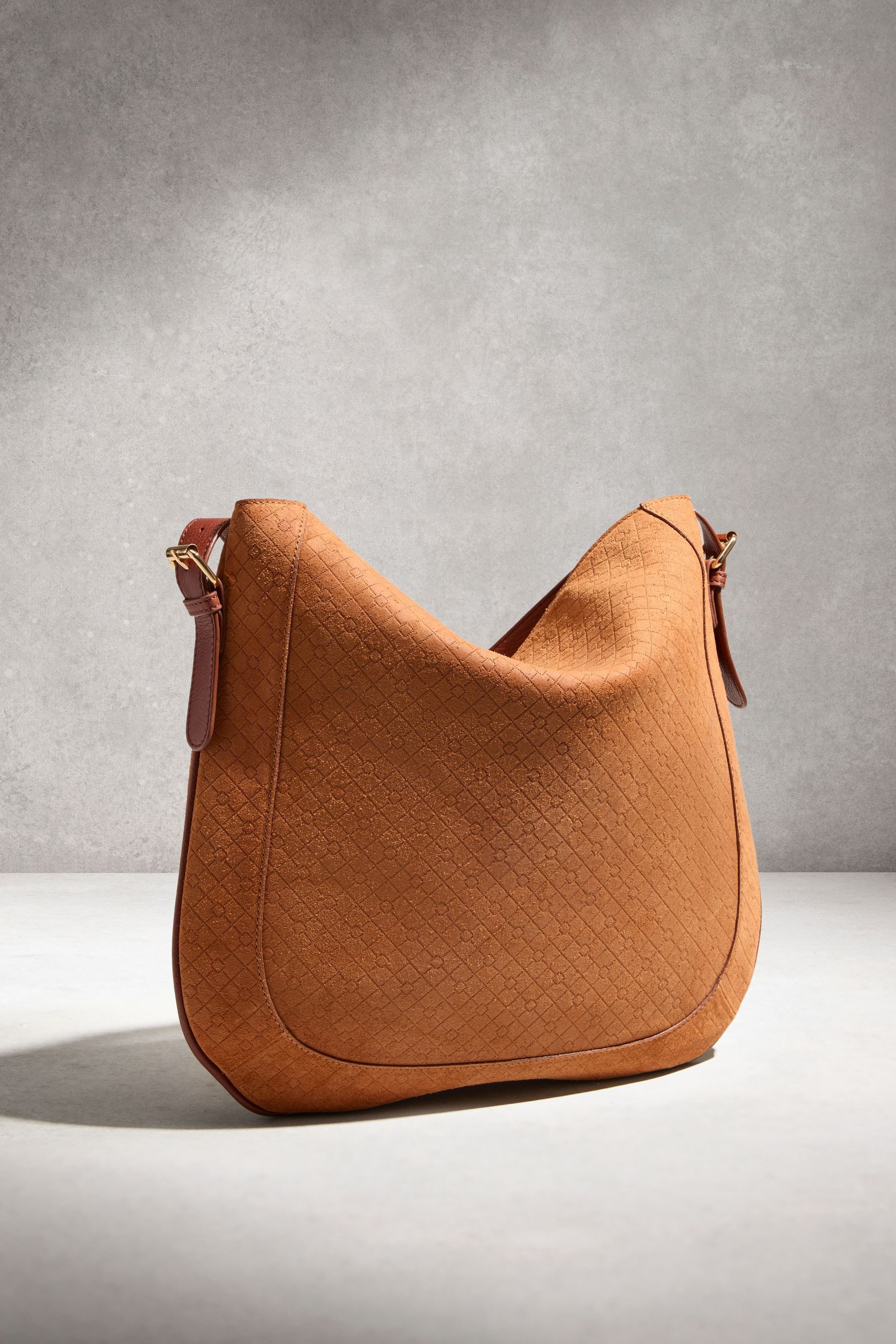 Next Schultertasche Halbrunde Schultertasche aus Veloursleder (1-tlg)
