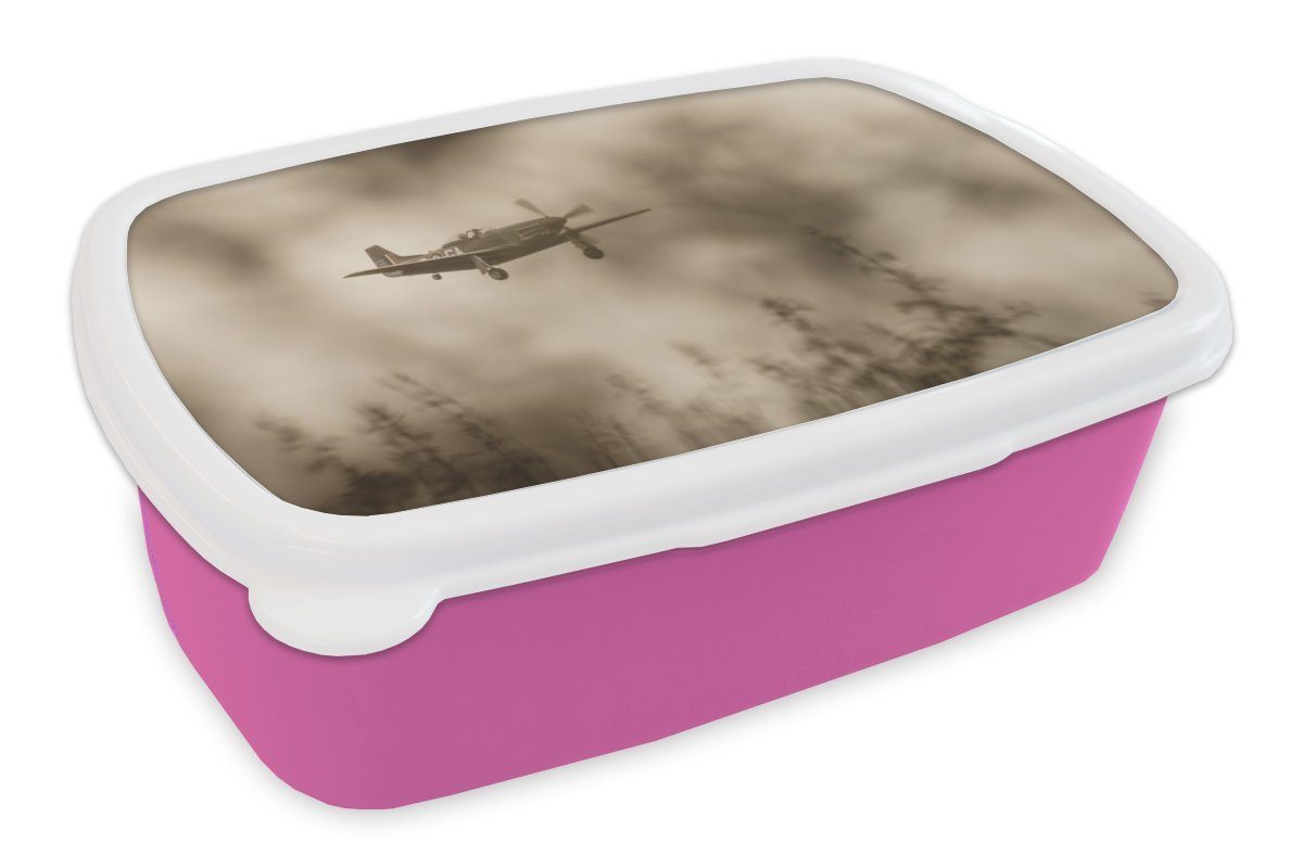MuchoWow Lunchbox Spitfire in der Nähe eines dunklen Himmels, Kunststoff, (2-tlg), Brotbox für Erwachsene, Brotdose Kinder, Snackbox, Mädchen, Kunststoff rosa | Lunchboxen