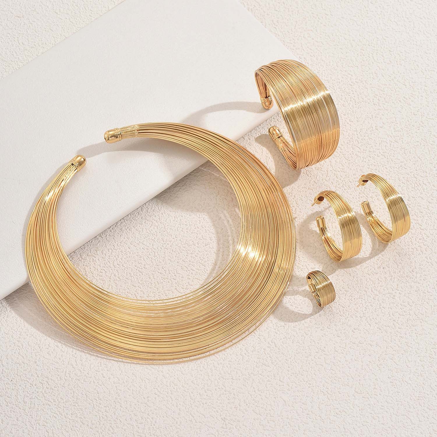 trends for living Schmuckset Mehrlagiges Schmuckset aus Metall mit geometrischem Design, Halskette mit verstellbarer geeignet für Armbänder, Ohrringe und Ringe
