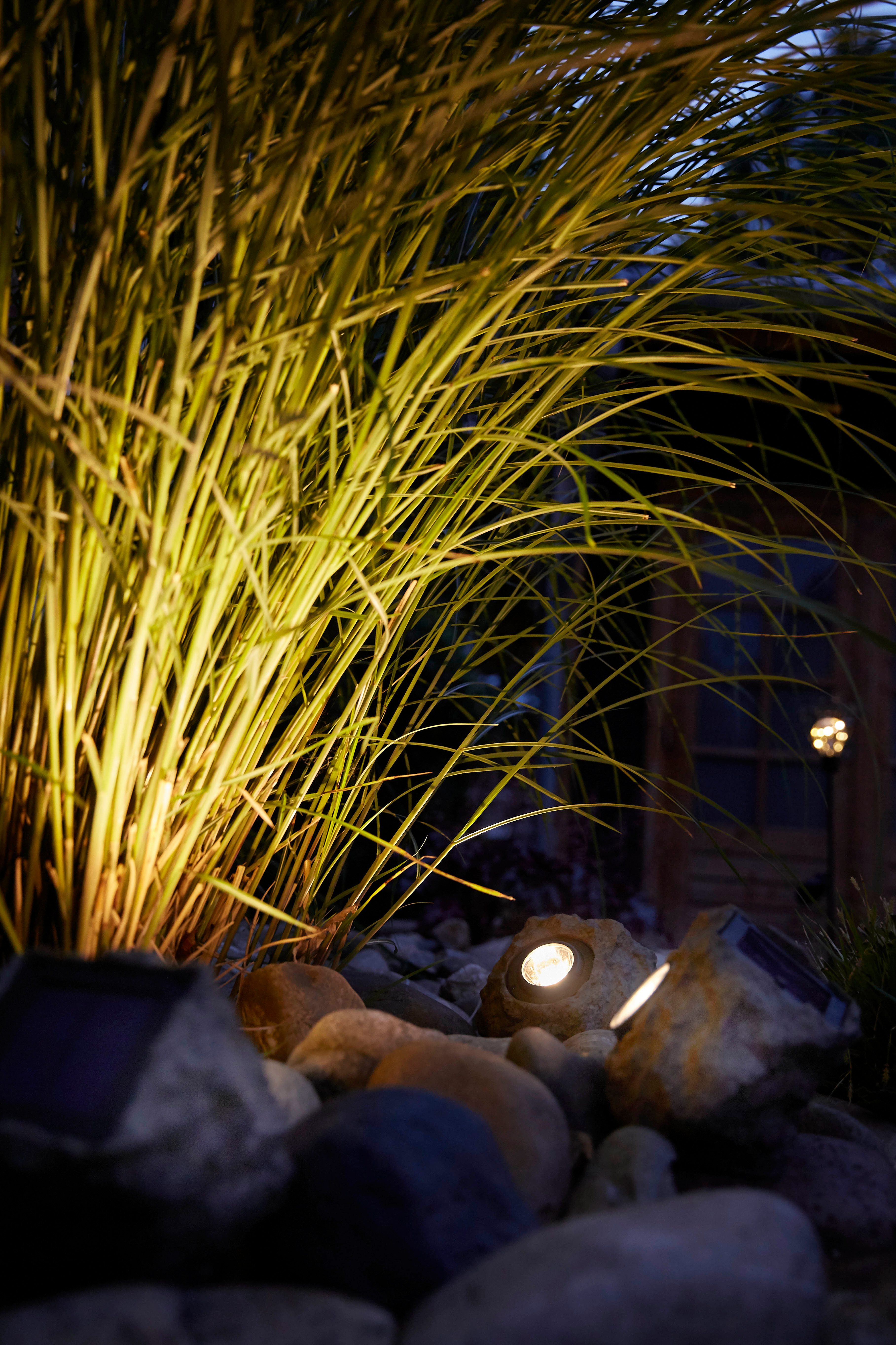 Luxform Gartenleuchte Luxform Solar Nebraska, LED fest integriert, Warmweiß, LED-Felsenlampe, warmweiß, aus Polyresin, IP44