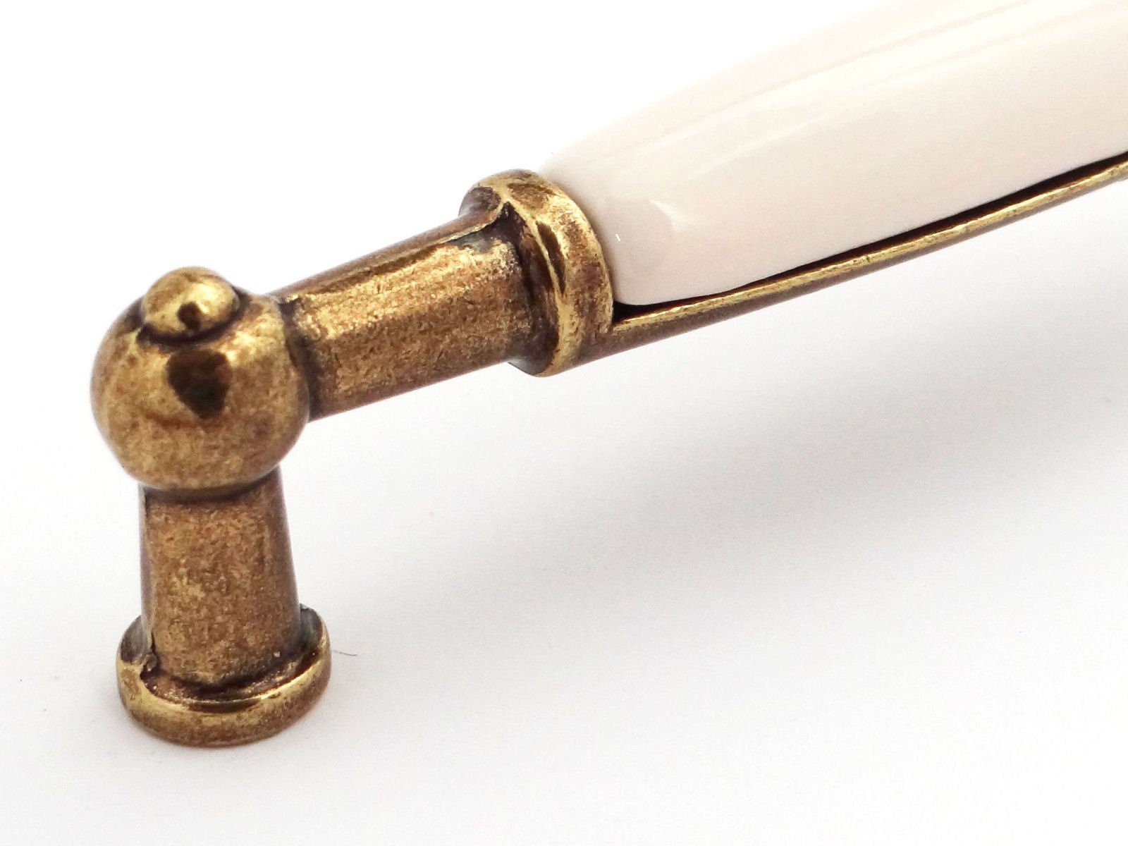 SO-TECH® Möbelgriff Porzellangriff Landhaus BA 96 mm Messingoptik antik / Cremef, Griff Schrankgriff Schubladengriff - incl. Schrauben