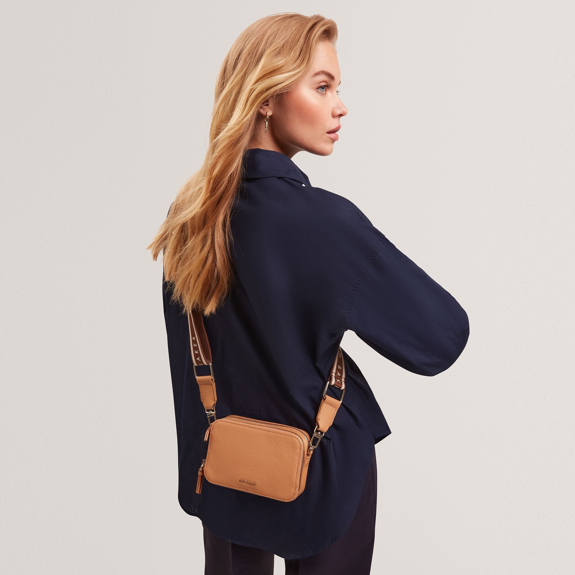 Ted Baker Schultertasche Stunna, Leder