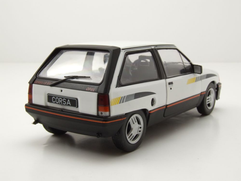Whitebox Modellauto Opel Corsa A SR 1985 weiß, Maßstab 1:24