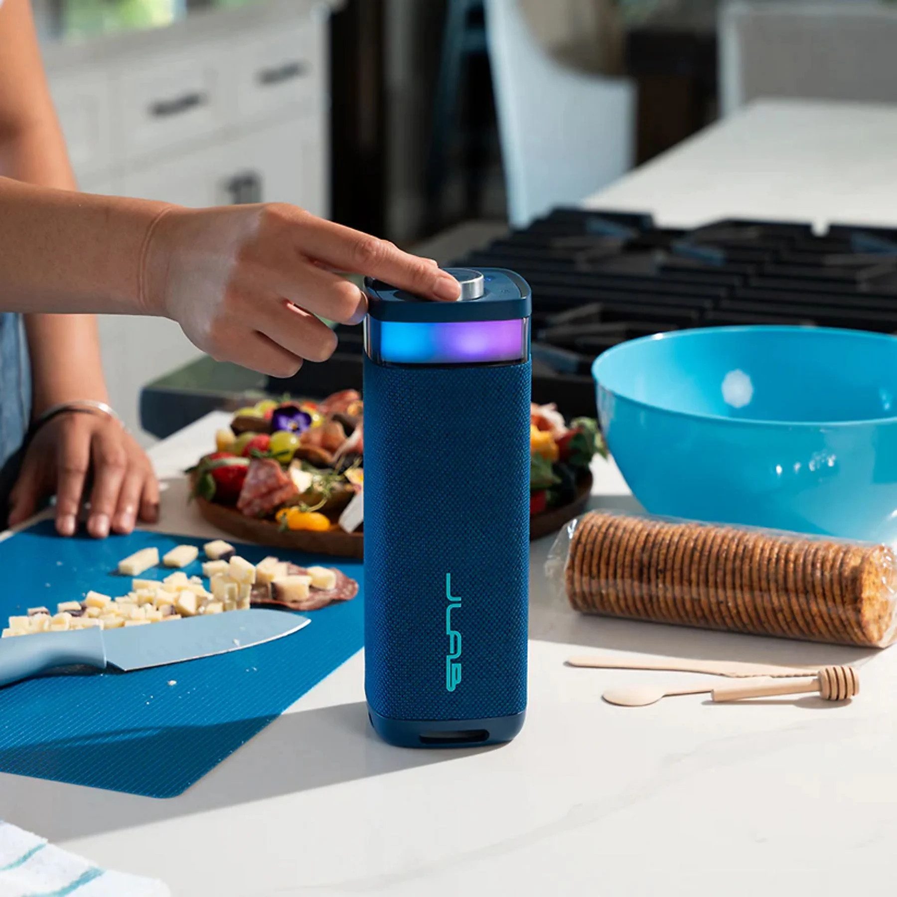 Jlab JLab Jbuds Party Navy Bluetooth-Lautsprecher (Bluetooth-Lautsprecher mit langer Akku-Laufzeit)