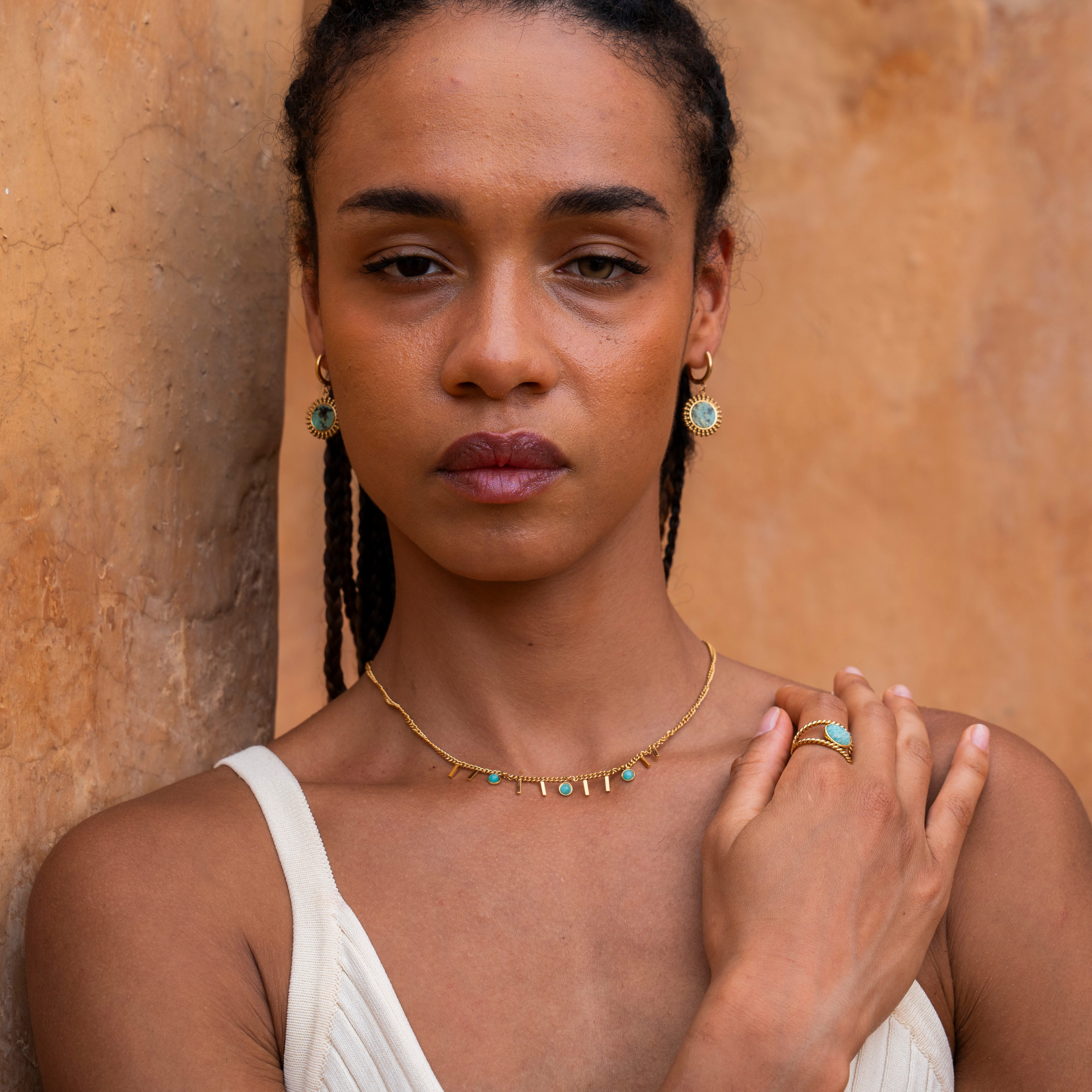 Made by Nami Edelstahlkette Damen Halskette Gold mit Stabanhängern verstellbar wasserfest, aus Edelstahl – Boho-Stil – hypoallergen – mit Edelsteinen