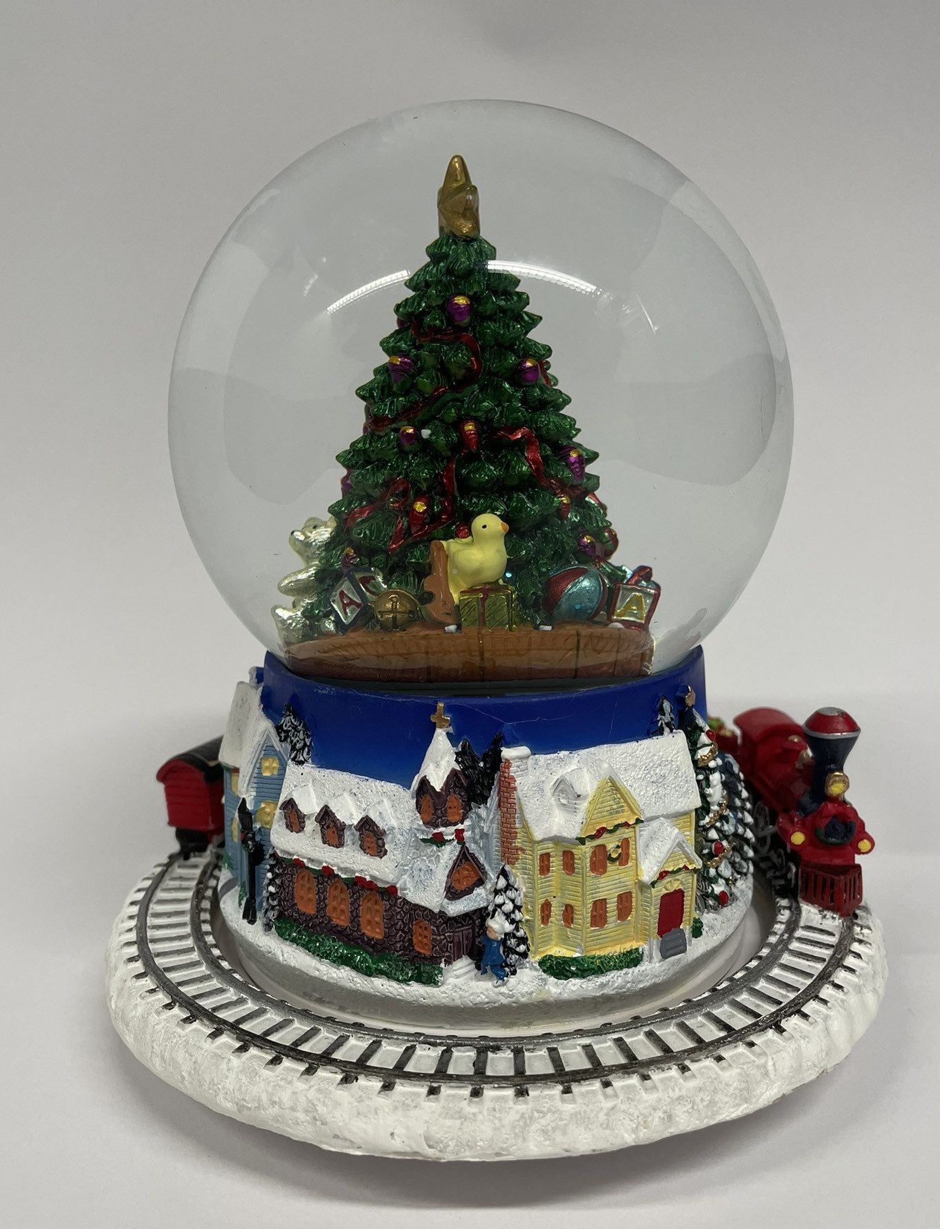 G.Wurm GmbH Schneekugel Schneekugel mit Spieluhr: Weihnachtsbaum, fahrender Zug + Schneewirbel