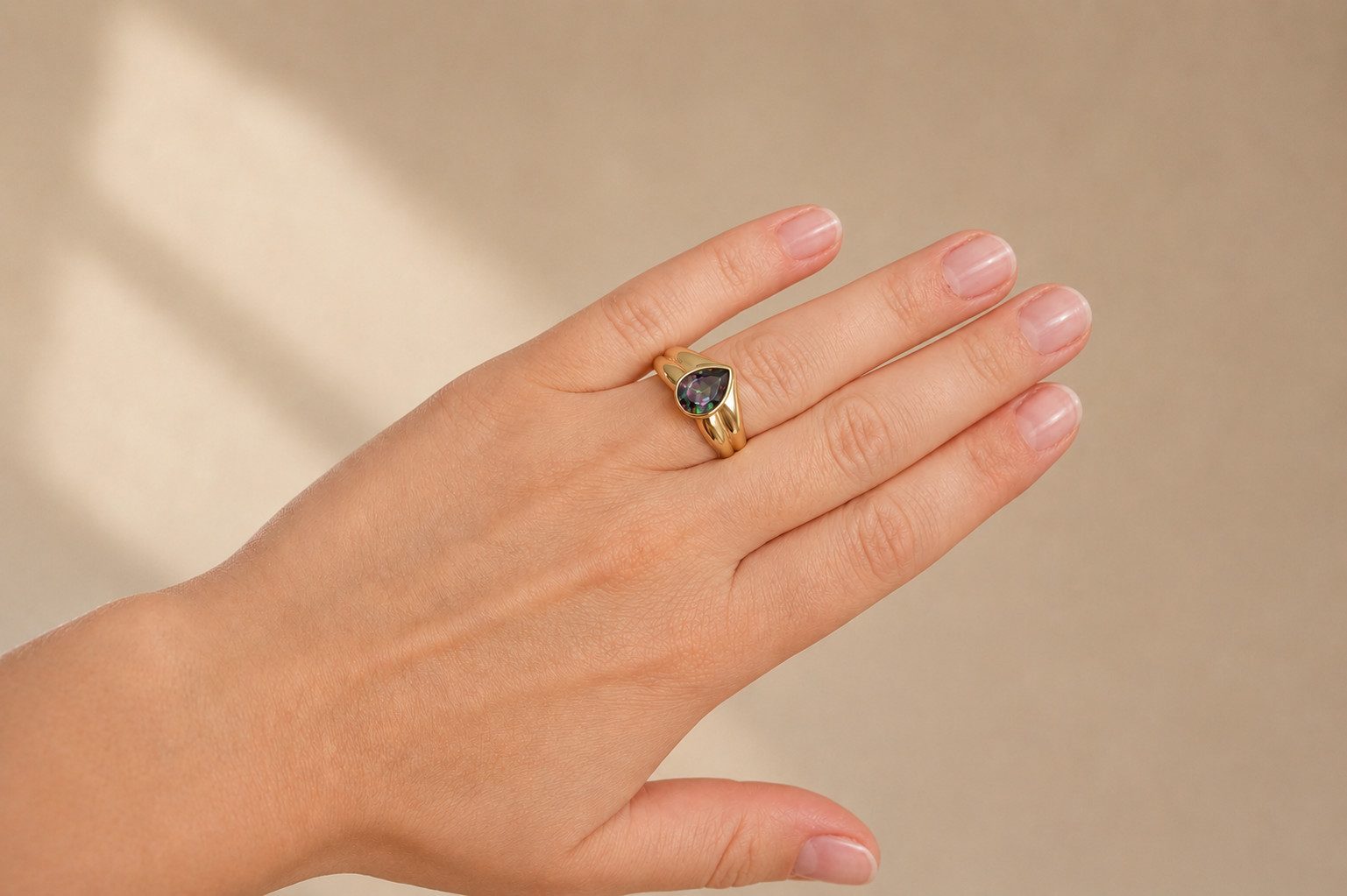 Sogni d'oro Fingerring "Mystischer Tropfen" mit Mystic Fire Topas, Silber 925 vergoldet, Tropfenform