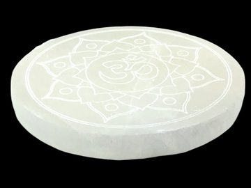 Steinfixx® Dekoteller Selenit Ladeplatte Energieblume mit OM Gravur (10,5 cm 220 Gramm, 100% Natur), handgearbeitet, inclusive kleinem Acrylständer