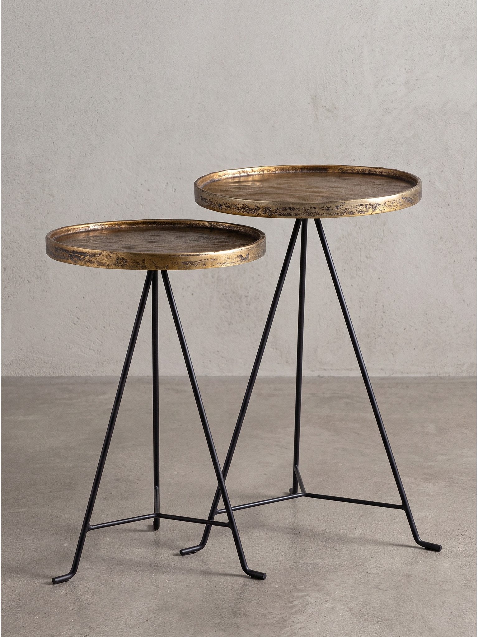 KADIMA DESIGN Satztisch 2er-Set IMOLA Ablagetisch - Schwarz-Gold, Ø 38x63 cm, Rund, Esszimmer (Satztische, Sofatisch, Metalltisch, Aluminiumtisch, Kaffeetisch), Handgefertigt