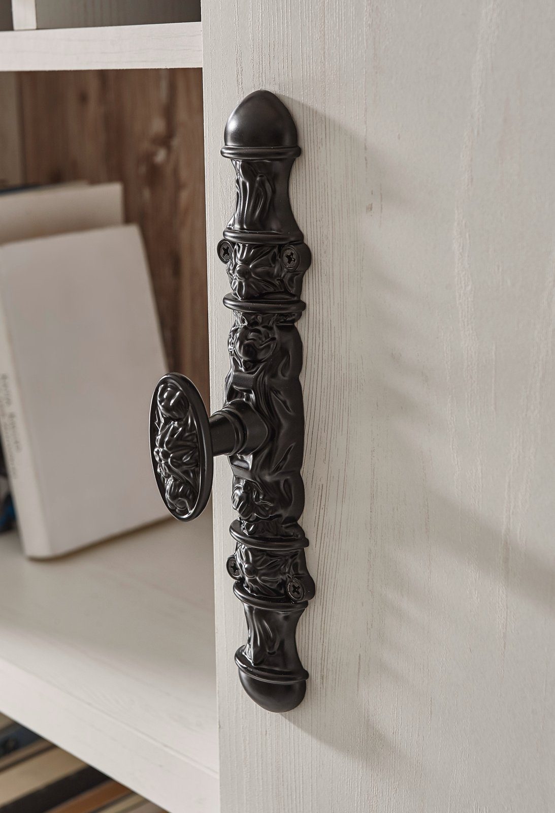 Furn.Design Wohnwand Rovola, (in Pinie weiß mit Oslo Pinie, 330 x 201 cm), Landhausstil mit verzierten Metallgriffen